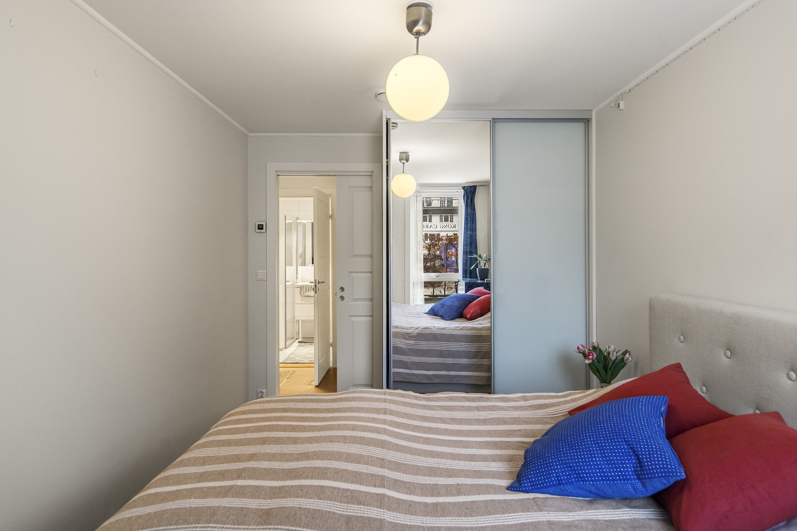 Det er svært godt med garderober i leiligheten. Skyvedørsgarderobe også på gjesterommet Galleribilde