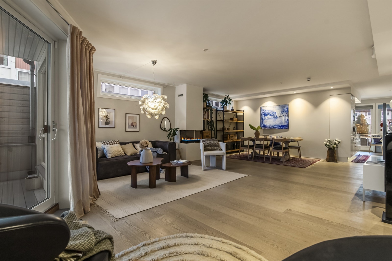 Lekre, moderne enstavs eikeparkett gulv er gjennomgående i leiligheten Galleribilde