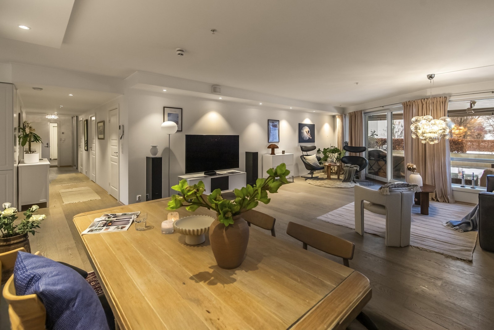 Leiligheten er delikat og tidløst innredet med lysmalte overflater, eikeparkett på gulv og flislagte bad/vaskerom Galleribilde