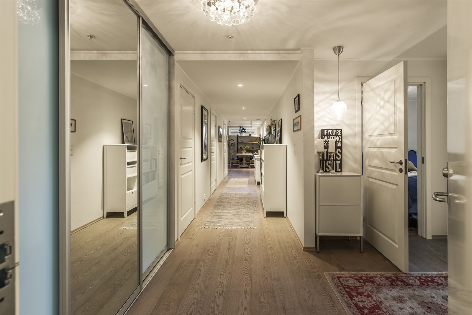 I entreen/hallen er det også en god plass i skyvedørsgarderoben til yttertøy Galleribilde