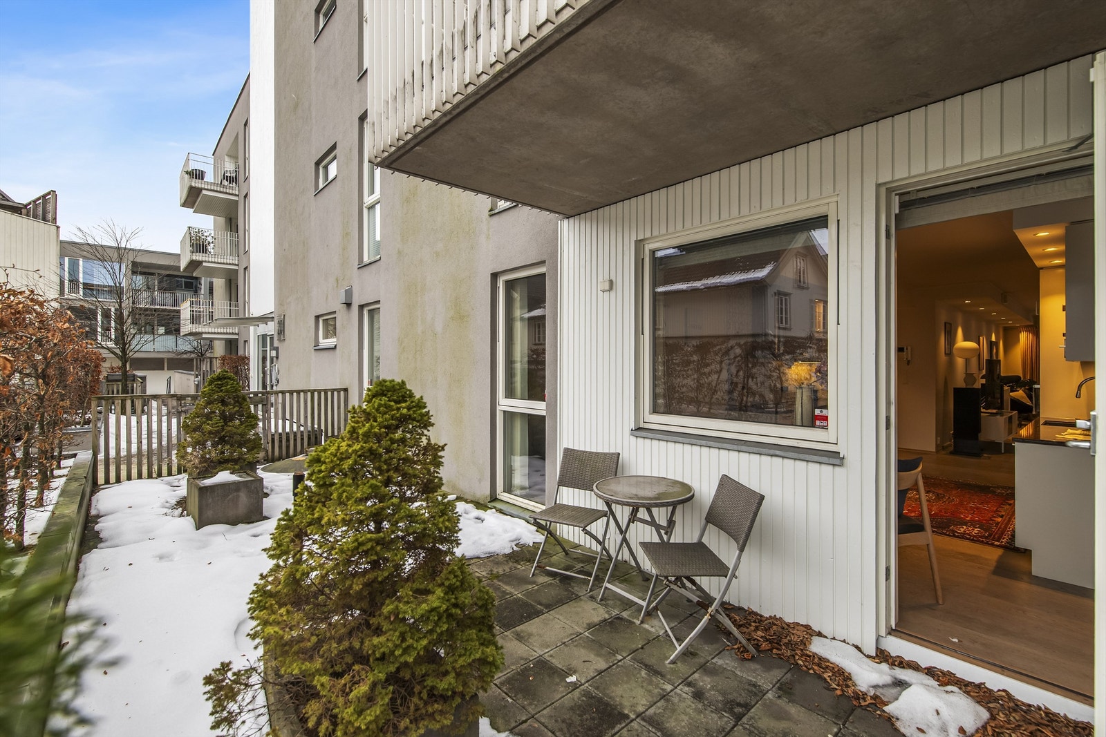 Uteplassen med utgang fra kjøkkenet rolig og fint beliggende. Perfekt for morgenkaffen! Galleribilde