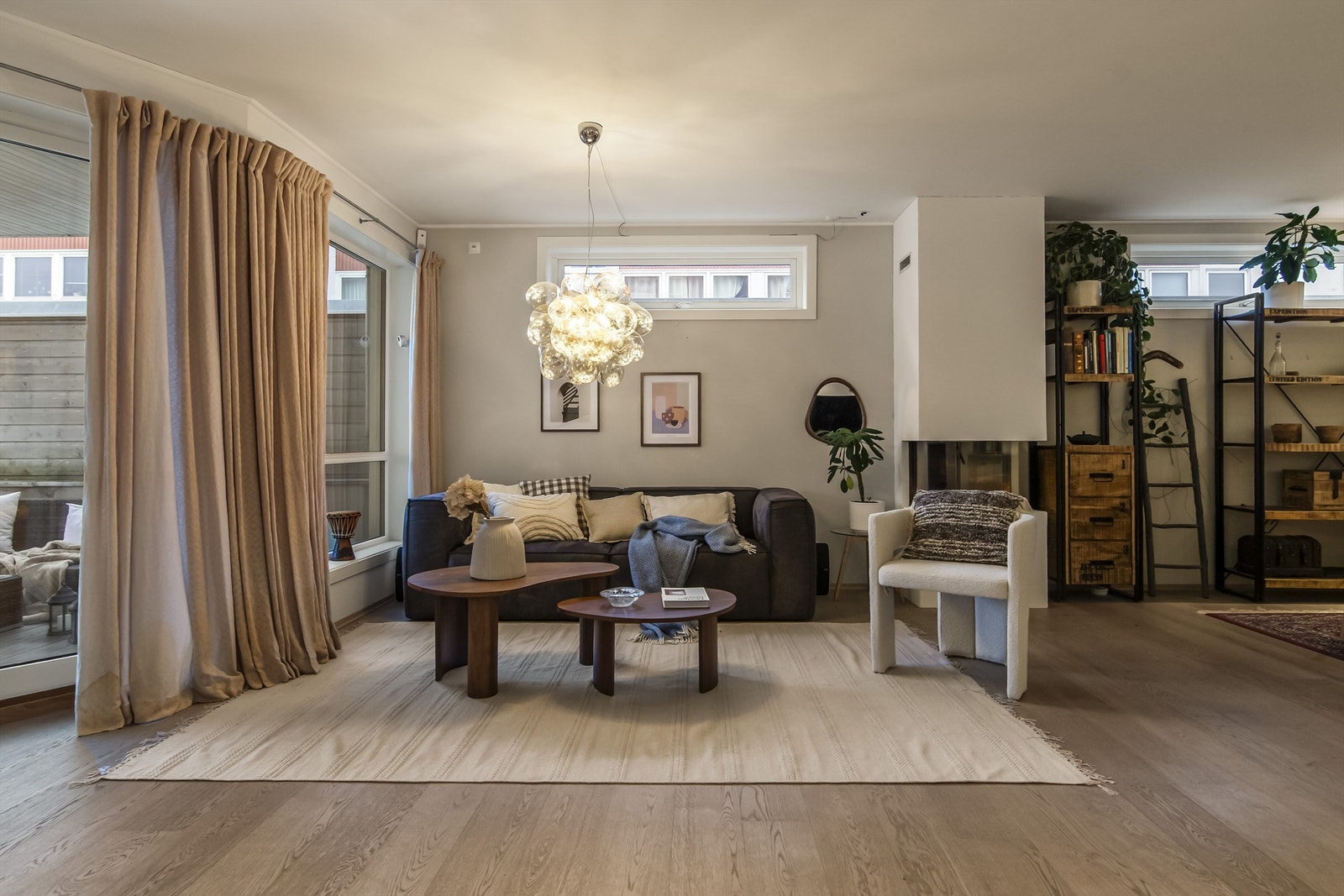 Det er gode møbleringsmuligeter i stuen med god plass til både salong, spisestue og go'stoler Galleribilde