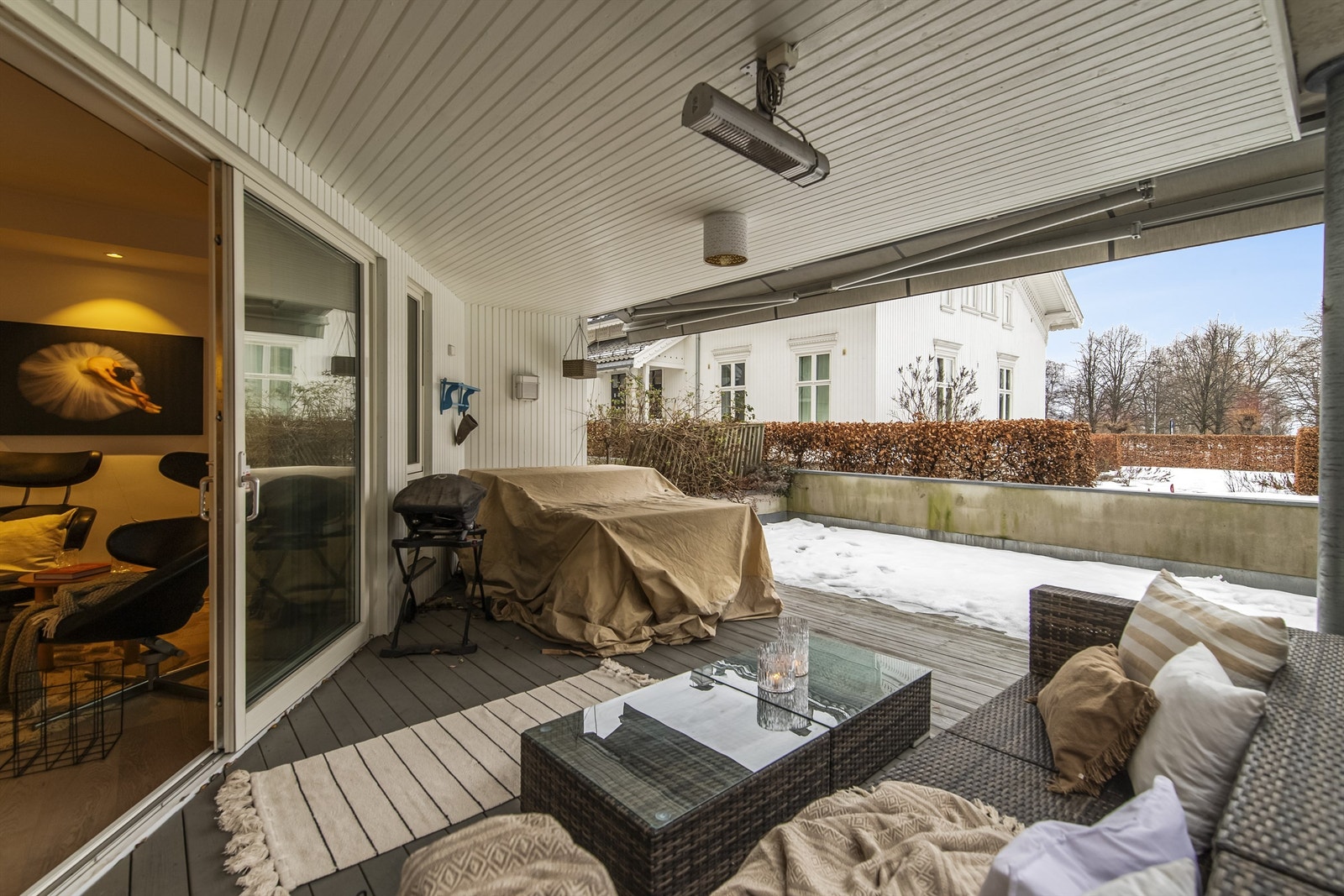 Uteområder et delvis overbygget og godt skjermet for innsyn Galleribilde