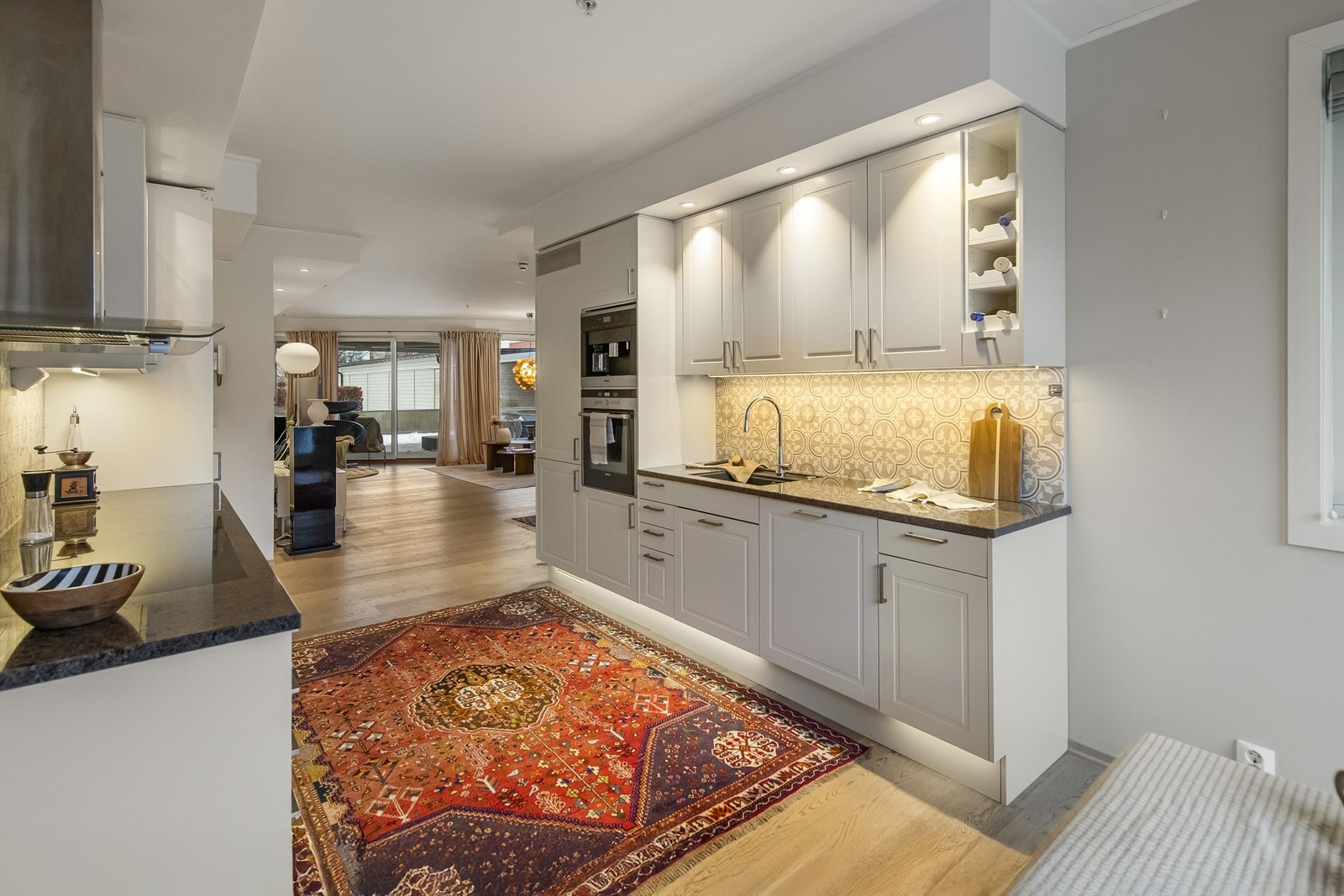 Kjøkkenet er beliggende noe tilbaketrukket fra stuen og med svært god arbeidsplass Galleribilde