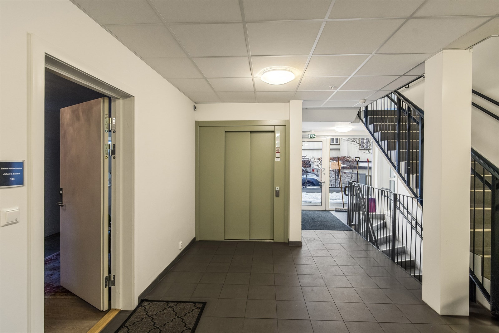 Hovedinngangen med heis til parkeringskjeller. Det er montert dørtelefon i leiligheten for å åpne til besøkende Galleribilde