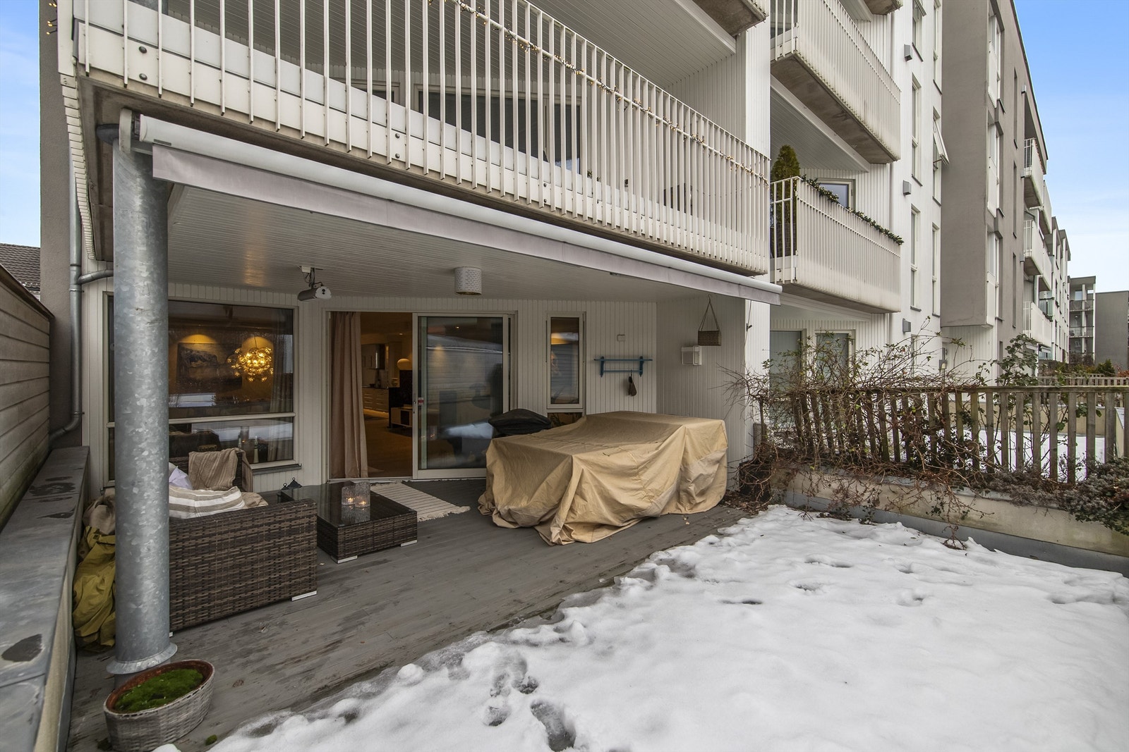 På terrassen har man gassuttakt for grill, og god plass til flere utegrupper Galleribilde