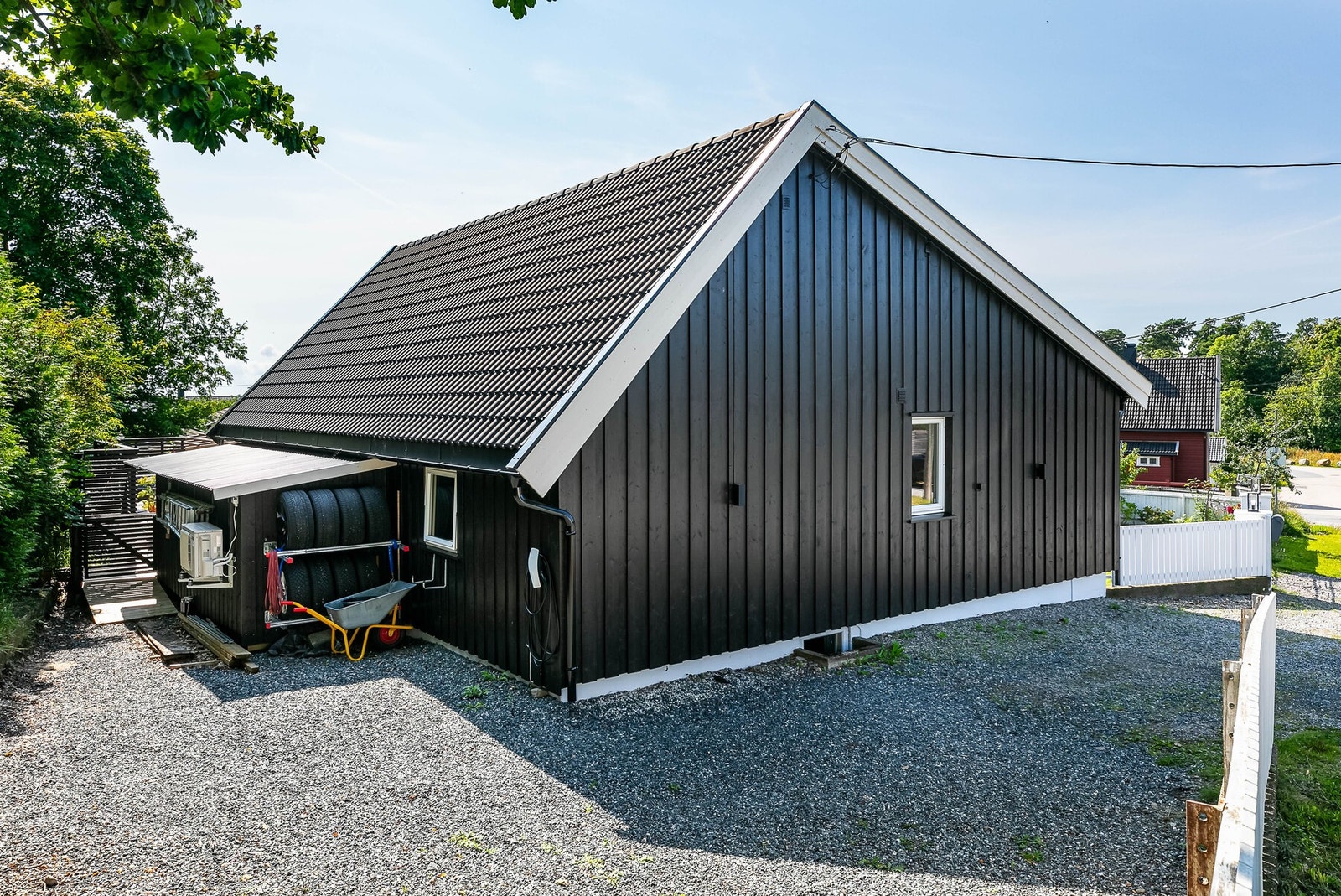 Det er god biloppstillingsplass på tomten Galleribilde