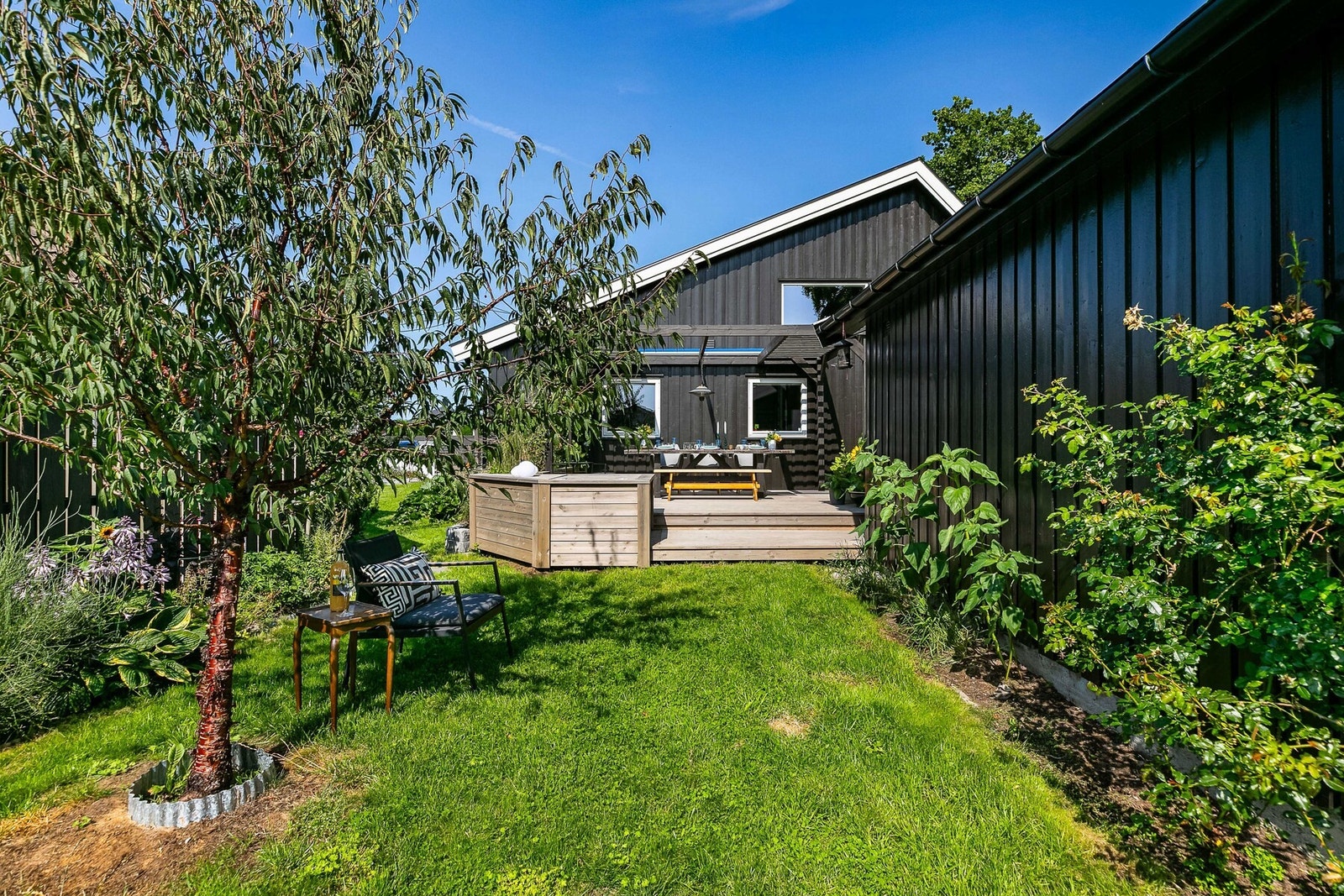 Dette er en hage for deg som liker å ha noe å pusle med (Foto: Børge Oppegård) Galleribilde