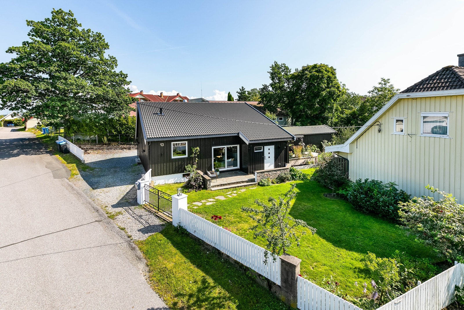 I hagen er det god boltreplass for små føtter og firbeinte venner Galleribilde