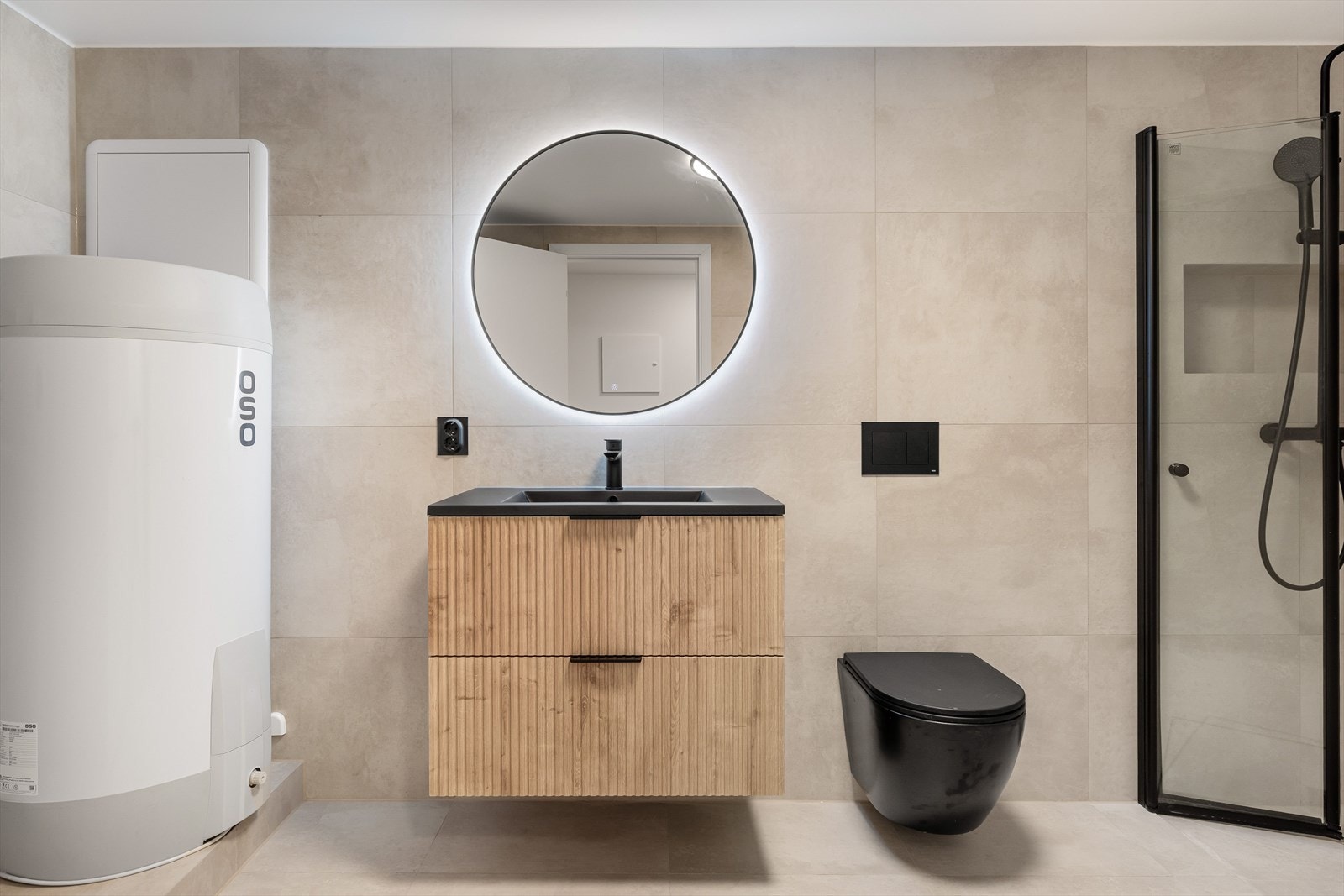 Stilig flislagt bad i samme utførelse som badet i 1. etasje. Galleribilde