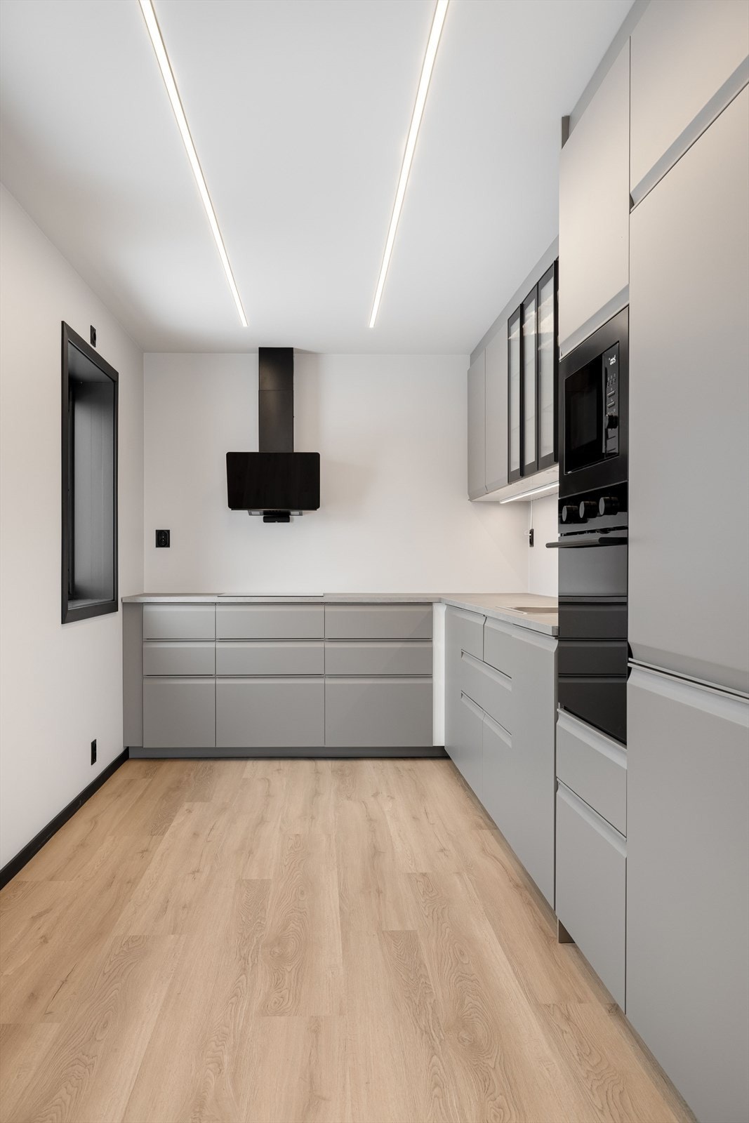 Det er godt med skap- og benkeplass på kjøkkenet. Galleribilde