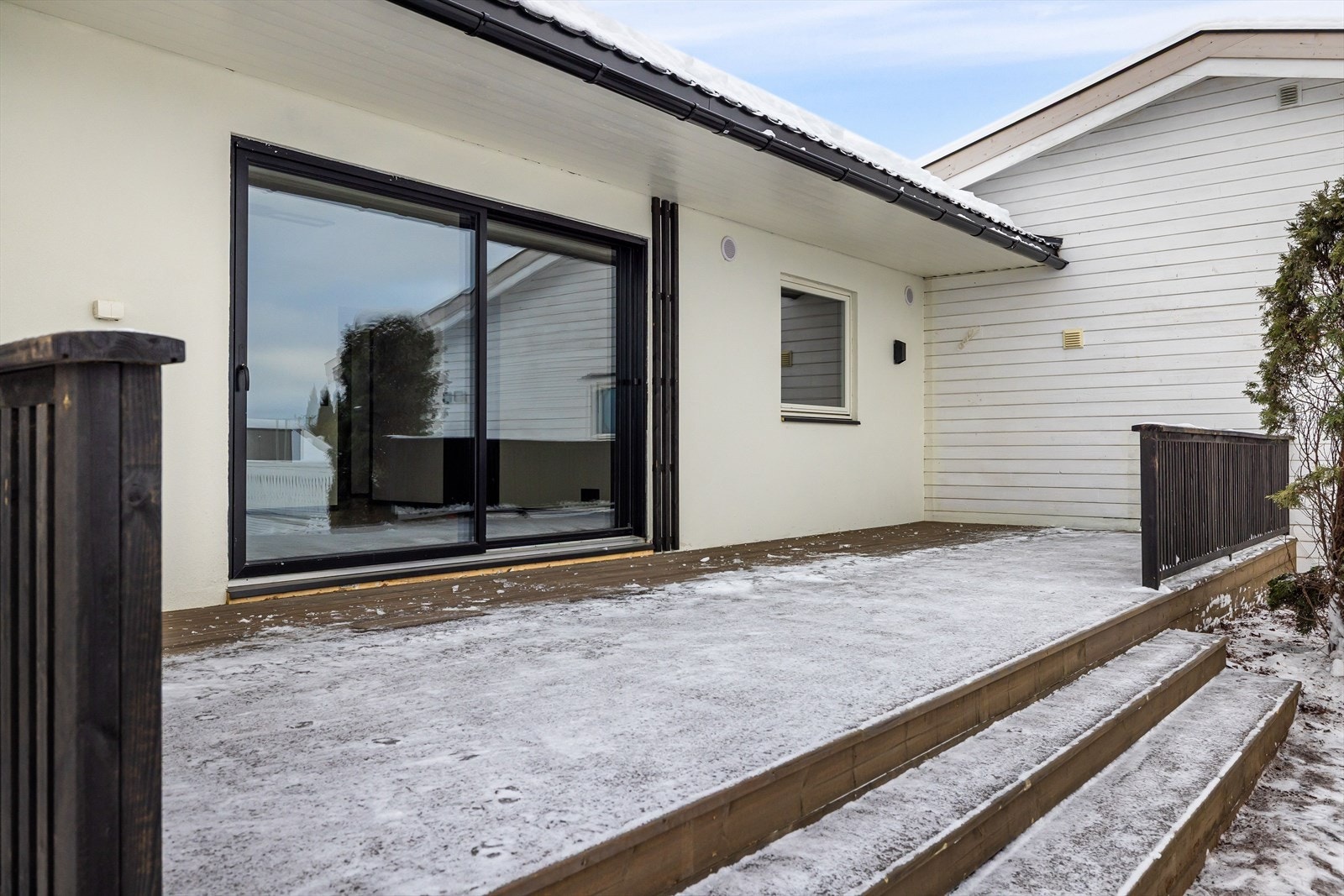 Terrassen er på 27 m² og har direkte adkomst til hagen. Galleribilde