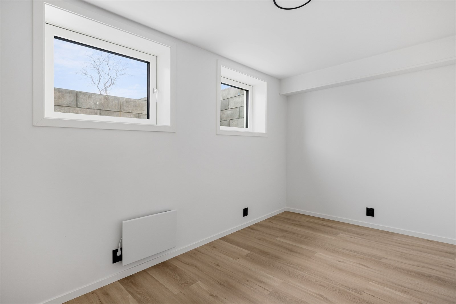 I stua er det plass til både sofagruppe og spisebord. Galleribilde