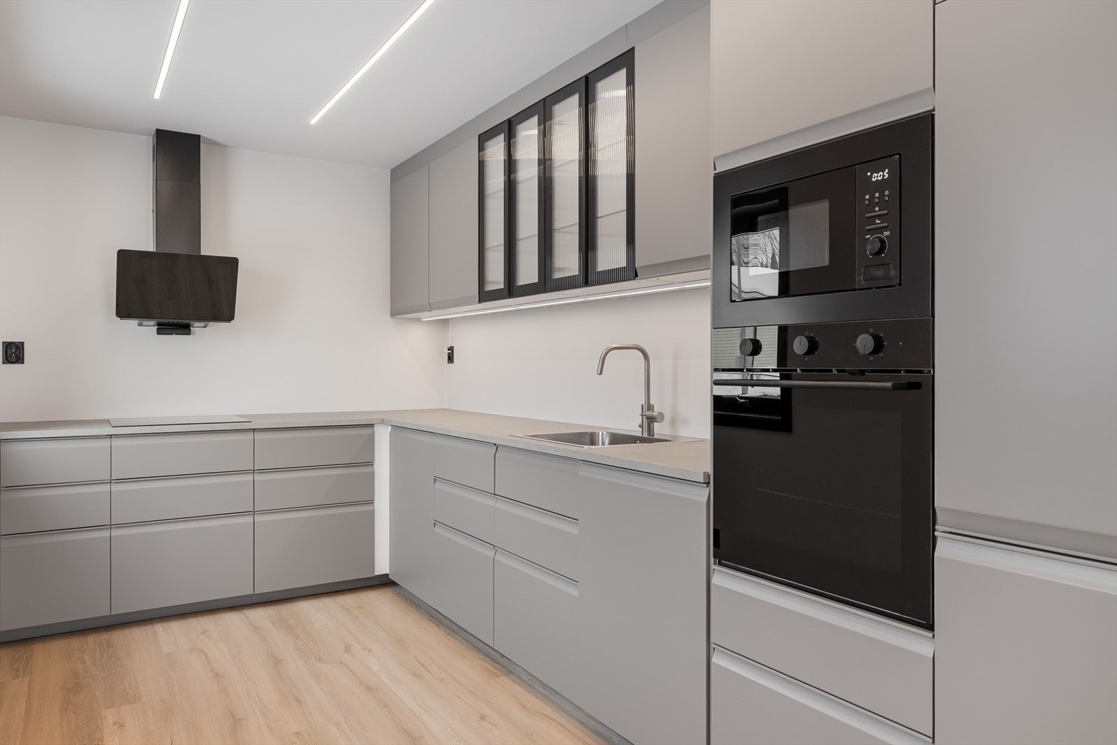 Lyst og moderne kjøkken med innredning fra IKEA. Galleribilde