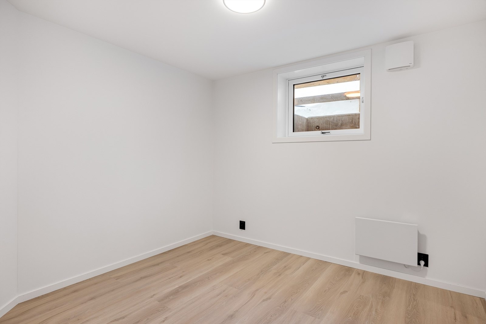 Soverom nr. 2 i kjeller med plass til seng, skrivebord og annet ønskelig. Galleribilde