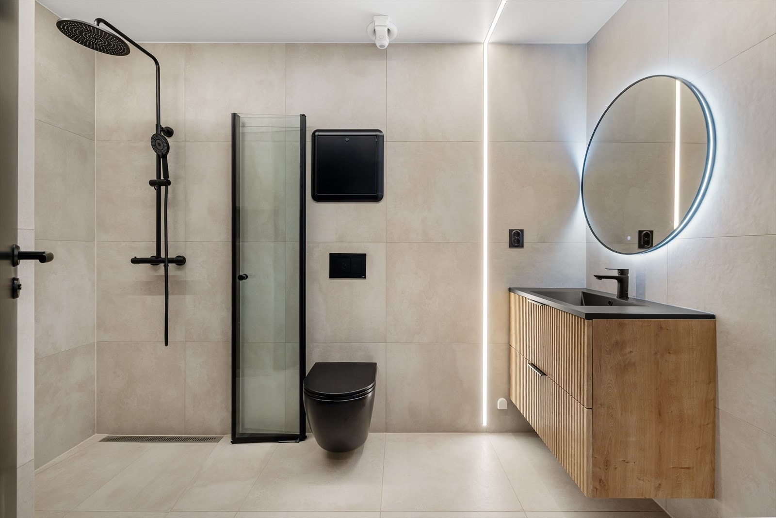 Bad i 1. etasje med store og lekre fliser. I gulvet er ved gulvvarme. Galleribilde