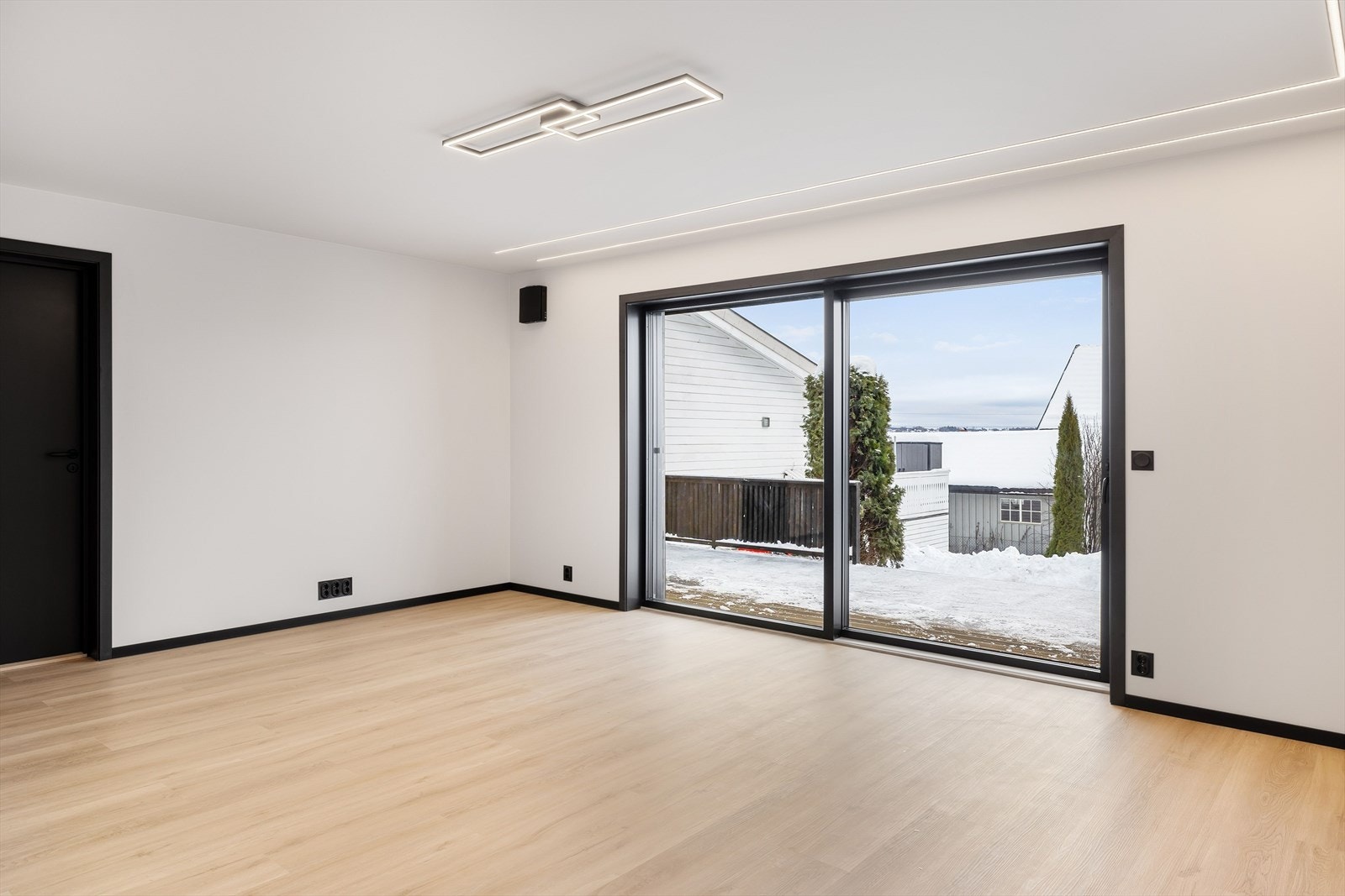 Fra stua er det utgang til terrasse. Galleribilde