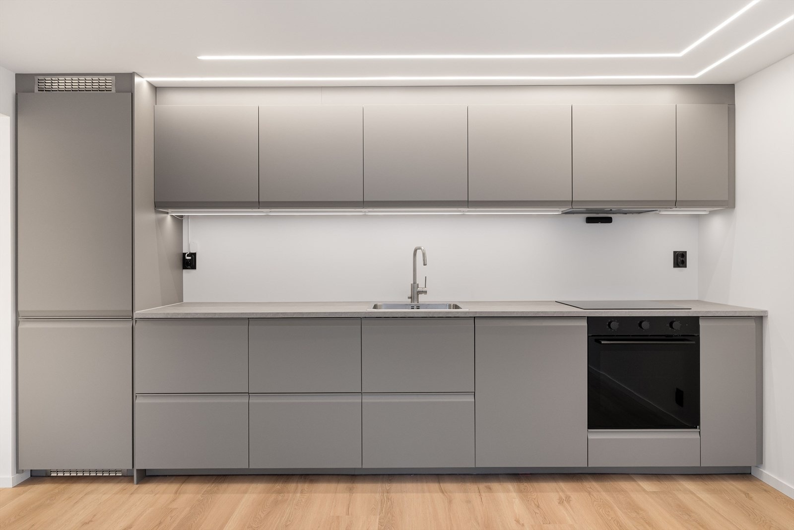 Kjøkkenet har god skapplass og integrerte hvitevarer som medfølger i handelen. Galleribilde