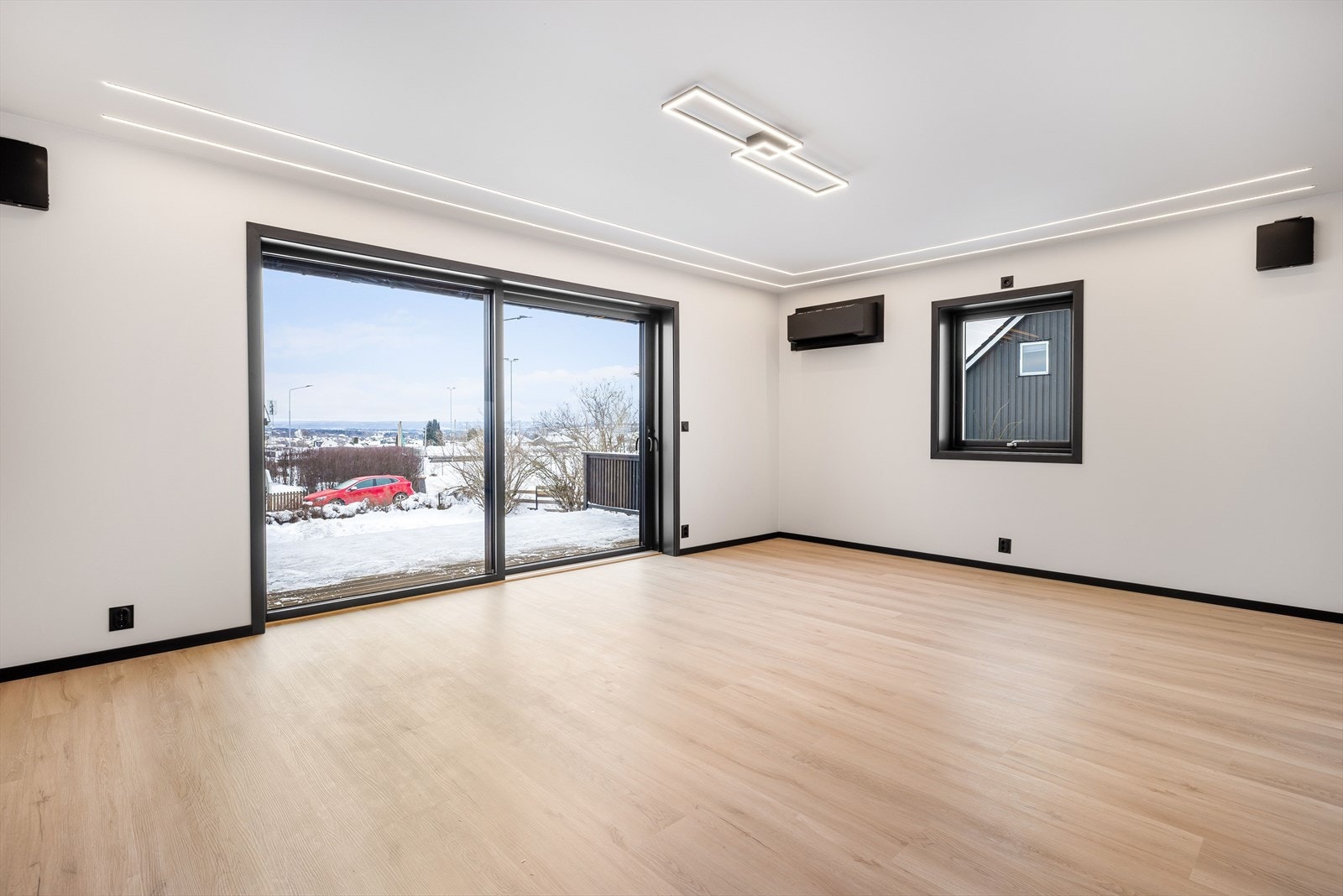 Boligens oppholdrom er innredet med et lyst laminat gulv og malte tak- og veggoverflater. Galleribilde