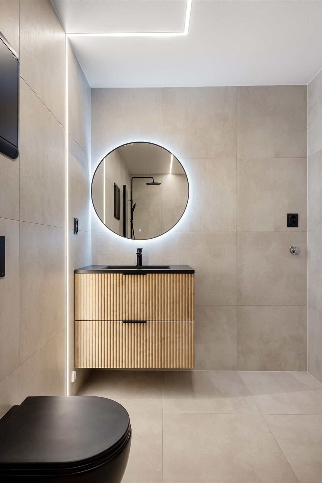 Rommet er utstyrt med veggmontert toalett, baderomsinnredning med skuffer og heldekkende servant. I overkant av servanten er det elektrisk uttak og speil med lys. I tillegg er det opplegg for vaskemaskin på badet. Galleribilde