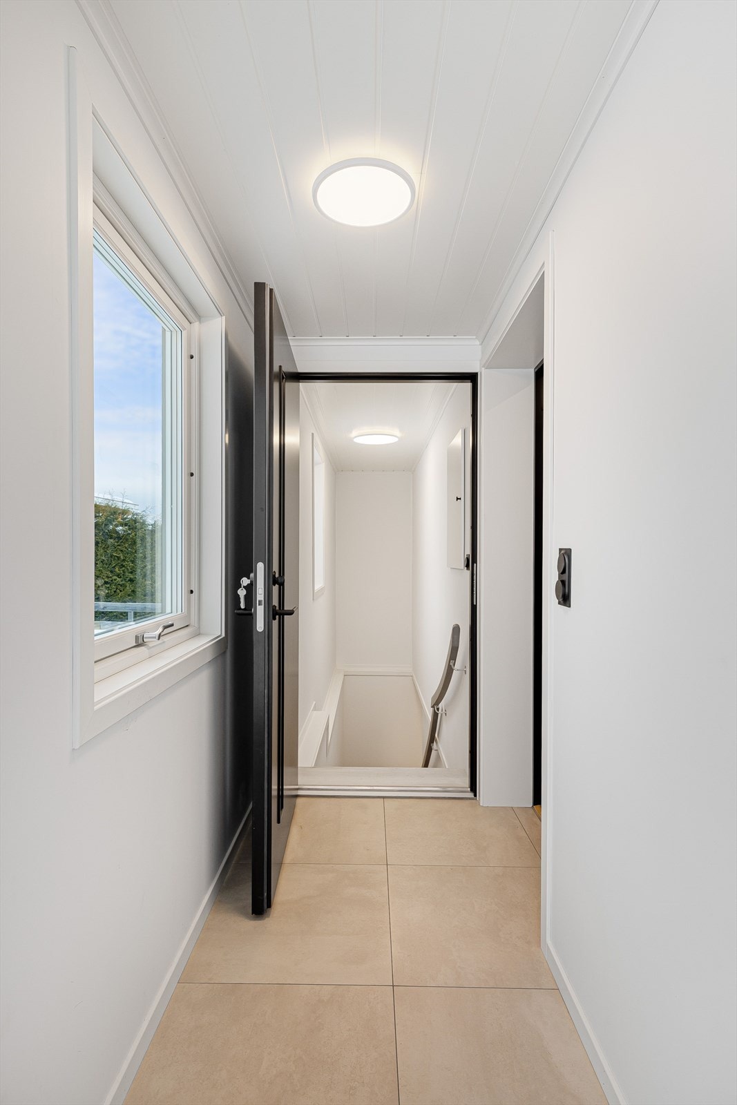 Felles entré med flislagt gulv med gulvvarme. Trappen rett frem fører til hybelen, mens til høyre kommer du inn i hoveddelen. Galleribilde
