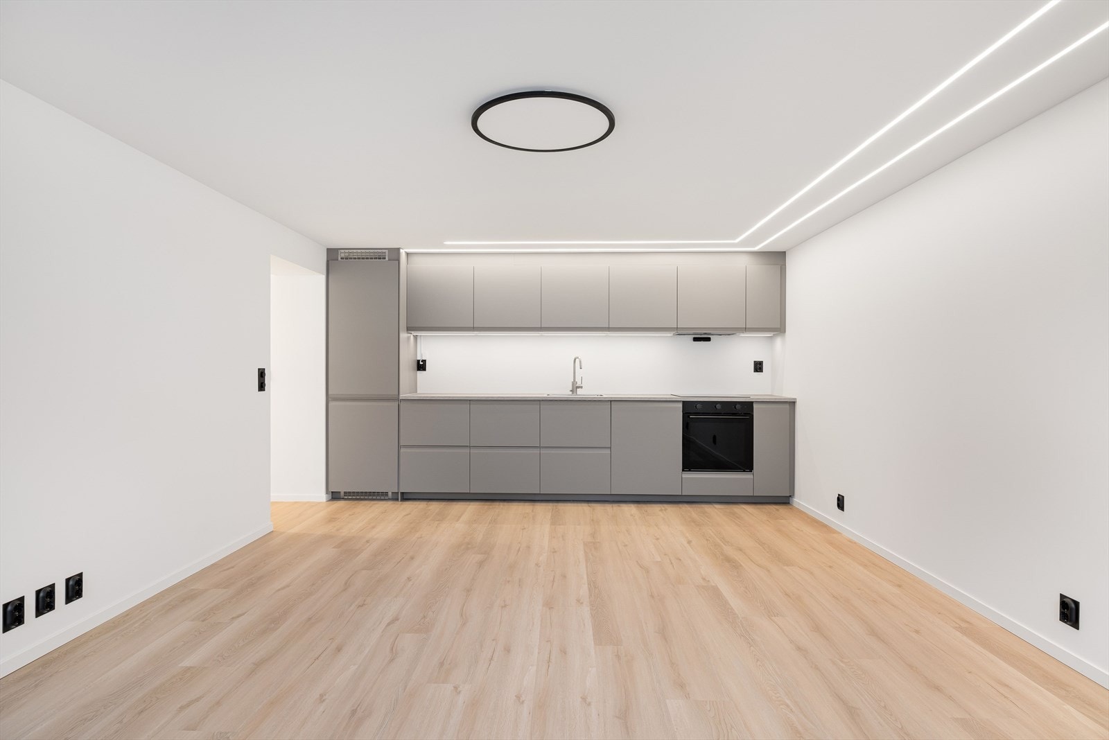 Kjelleren har en stor åpen stue- og kjøkkenløsning med samme kjøkkeninnredning som i 1. etasje. Galleribilde