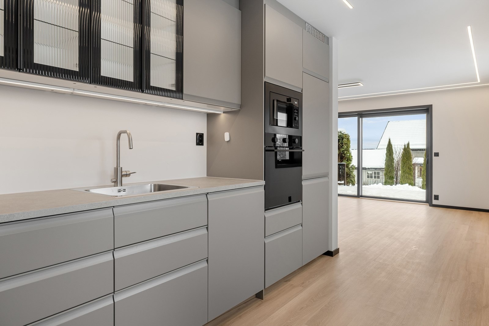 Kjøkkenet har integrerte hvitevarer som oppvaskmaskin, stekeovn, platetopp, mikrobølgeovn og kjøleskap med fryser. Galleribilde