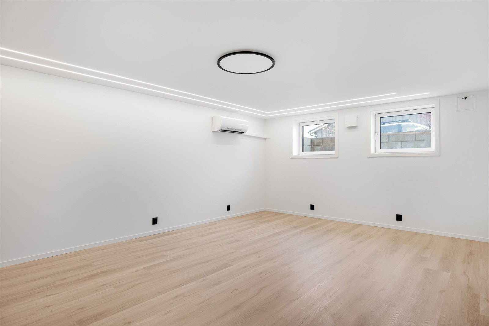 Stor stue med luft-til-luft varmepumpe. Galleribilde