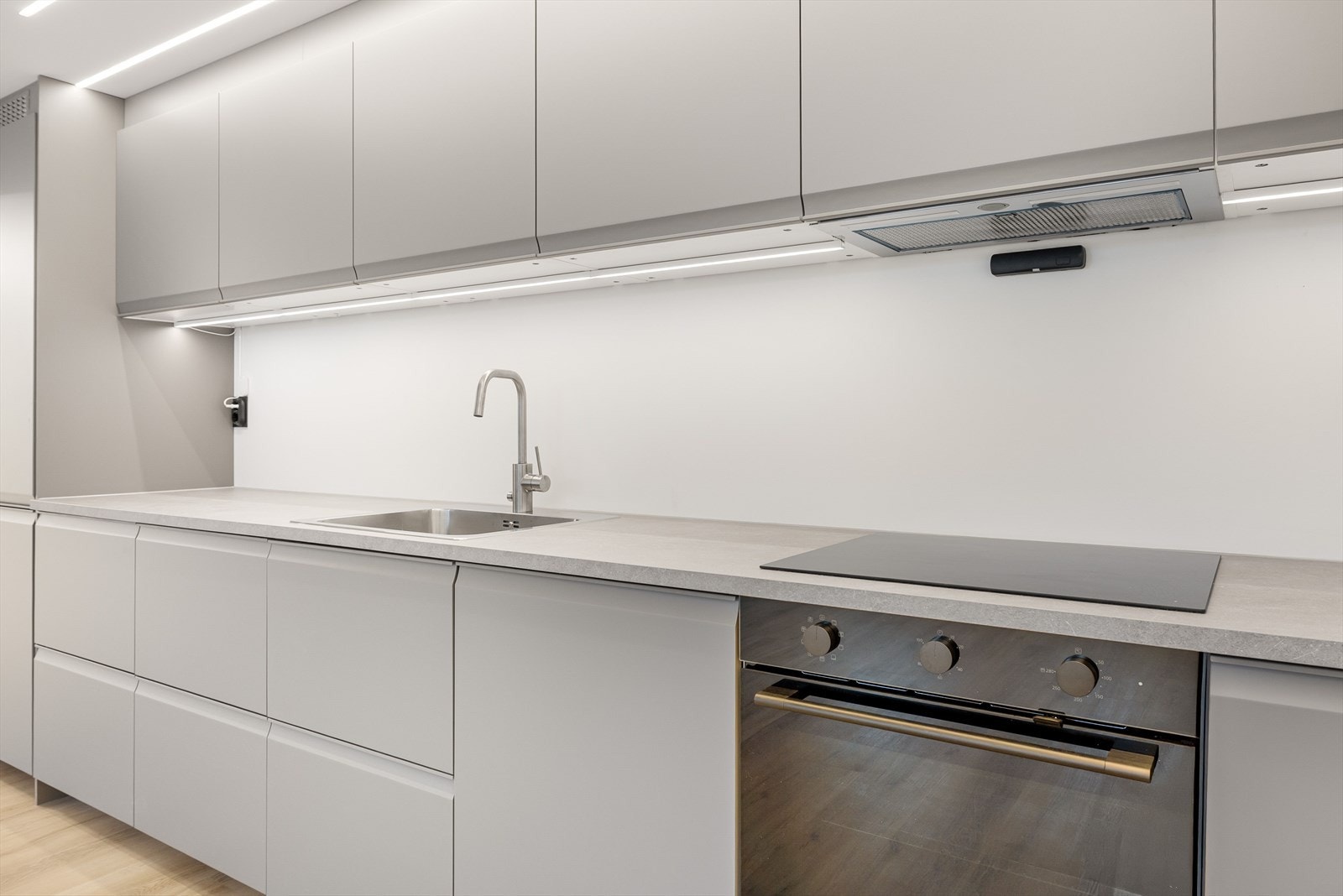 Laminert benkeplate med nedfelt oppvaskkum i rustfritt stål. Galleribilde