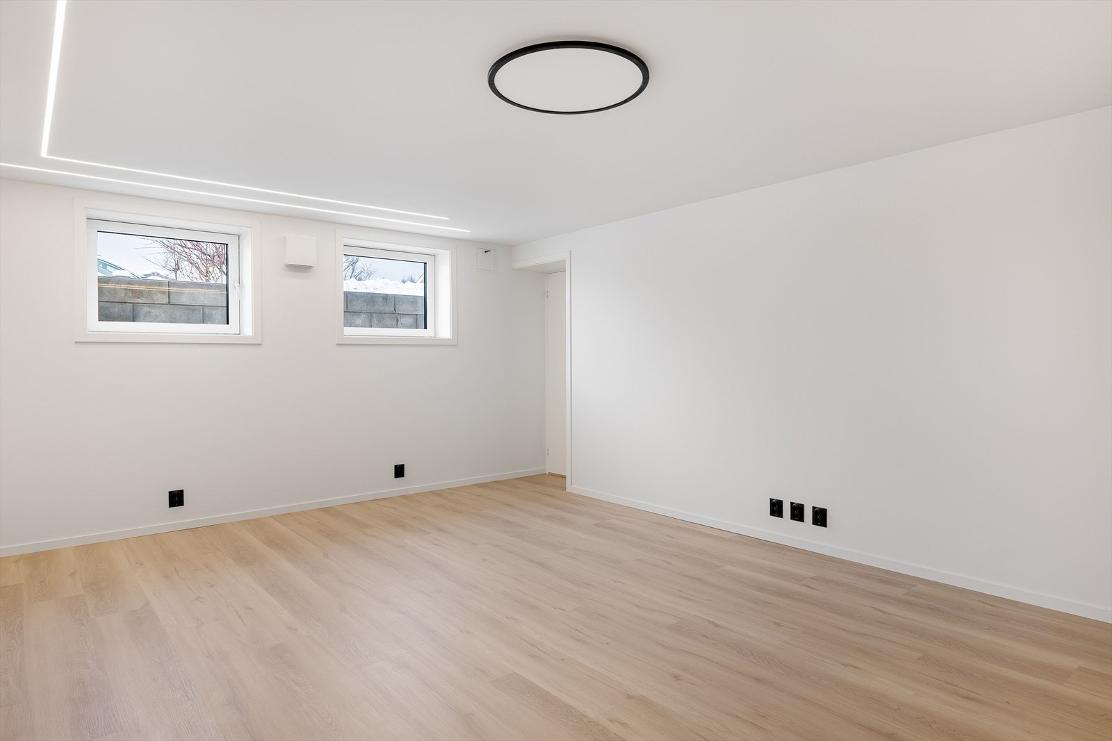 Boligens underetasje er gravd ut i 2025 og innredet med hybel. Galleribilde