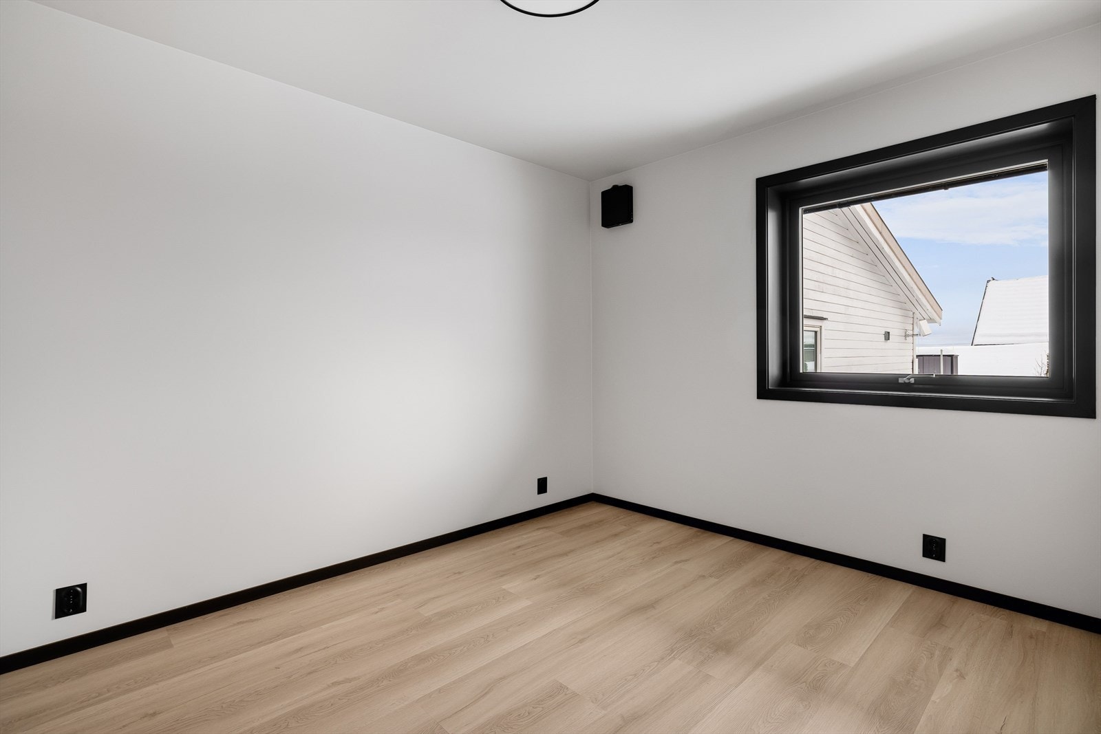 Boligens 1. etasje har tre soverom, dette er det største av dem. Galleribilde