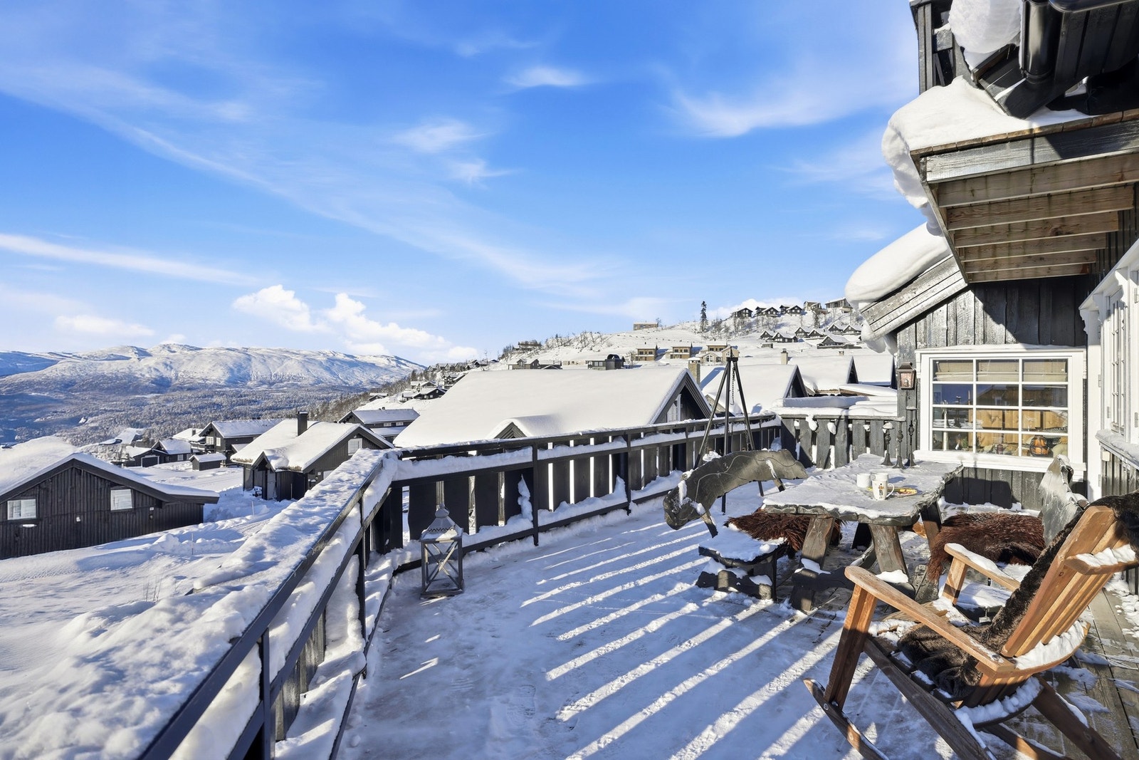 Stor terrasse med fantastiske sol- og utsiktsforhold Galleribilde