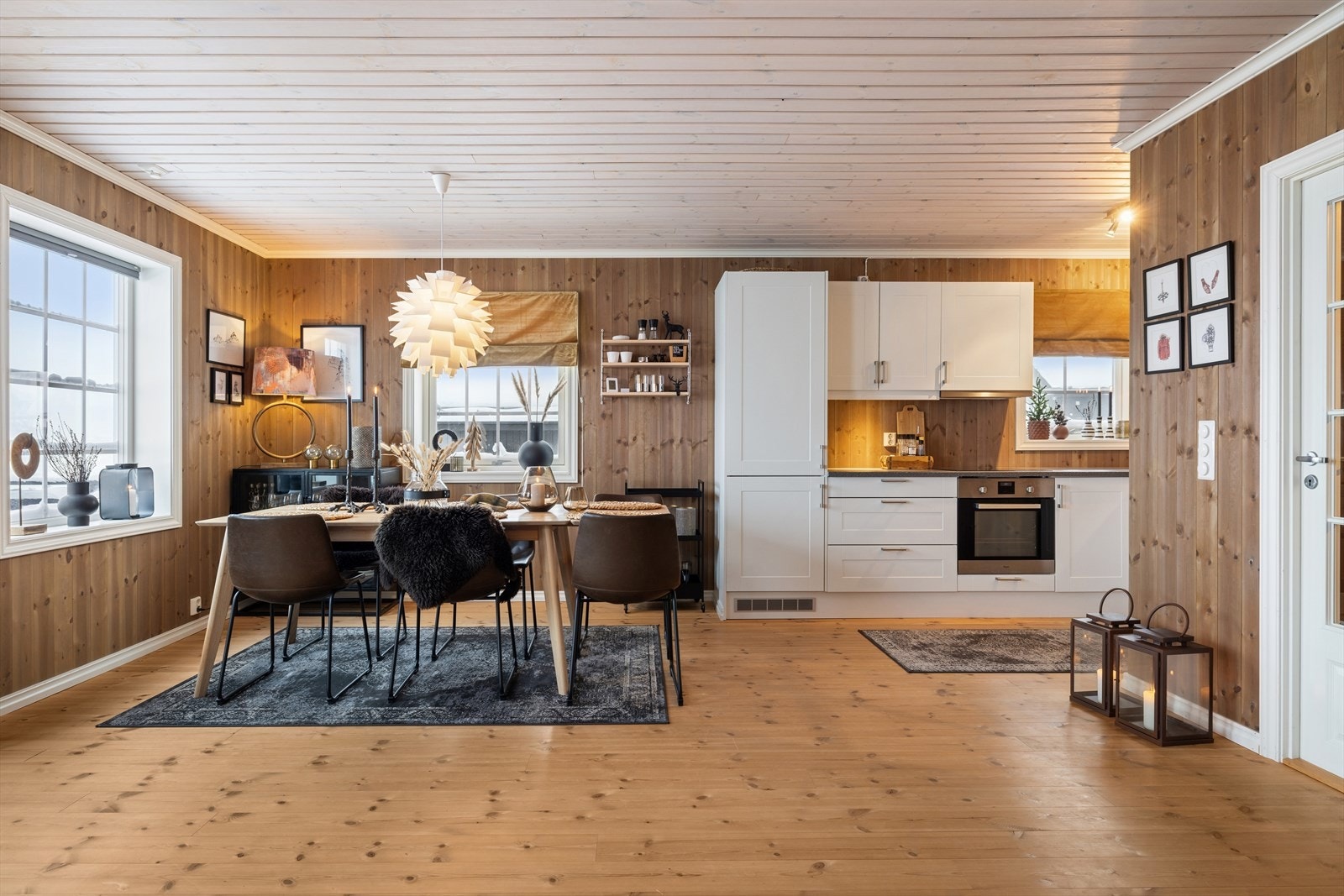 Kjøkkenet er utformet i en praktisk L-løsning og har i tillegg en smart, avskjermet skittensone på kortenden med ekstra vask, oppvaskmaskin og avfallsløsning - en svært gjennomtenkt detalj som gjør kjøkkenet både funksjonelt og ryddig. Galleribilde