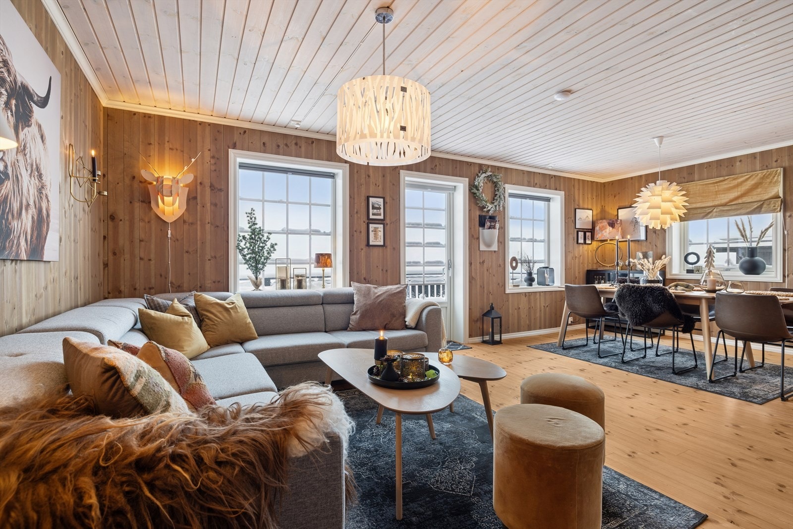 Innbydende og romslig stue med god plass til sofa og spisebord. Galleribilde