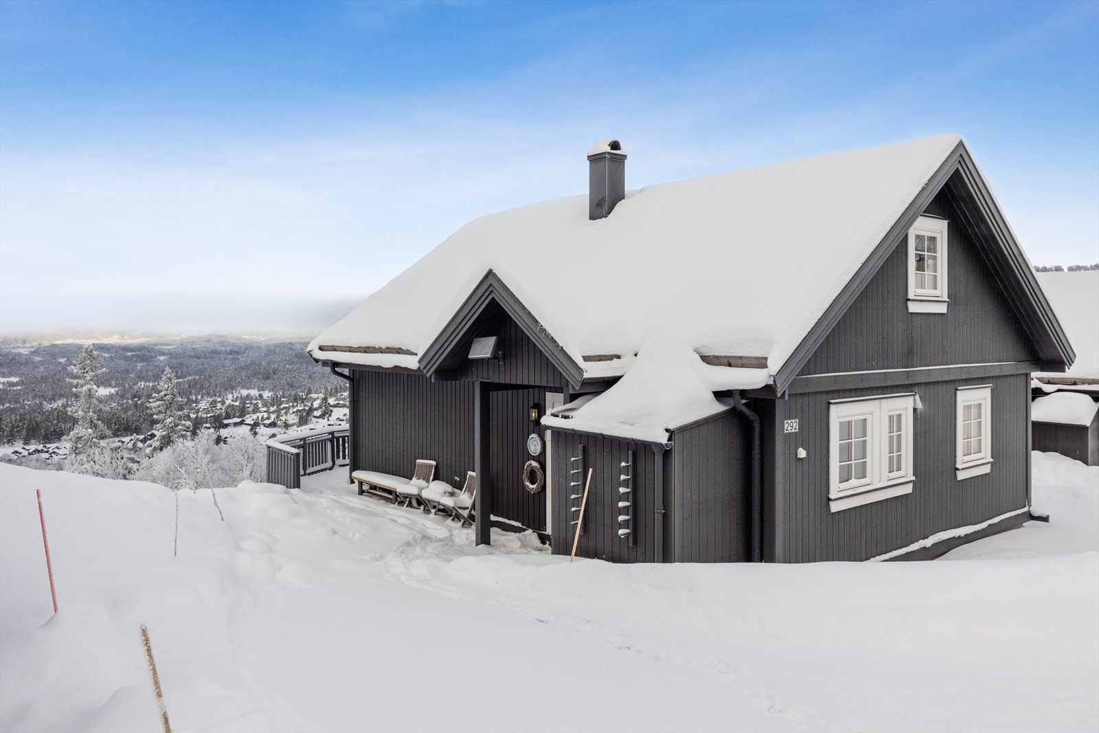 Ved inngangspartiet er det tilgang til en praktisk skibu. Galleribilde