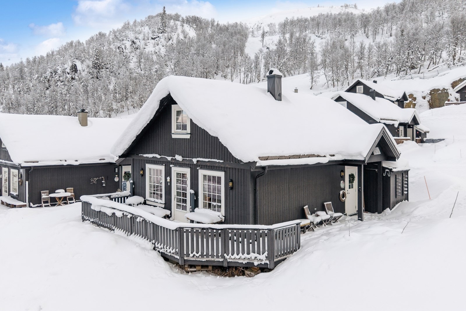 Hytta har en av feltets aller beste beliggenheter med fri og storslått panoramautsikt og suverene solforhold. Her ligger du skjermet og ugenerert, uten innsyn, og kan nyte utsyn over Holterdalen, Raulandsfjell og Hardangervidda så langt øyet rekker. Galleribilde