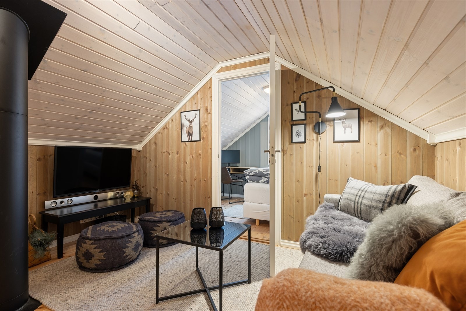 I andre etasje finner du en koselig loftstue i tilknytning til de to soverommene. Dette er et ideelt oppholdsrom for barn eller gjester. Galleribilde