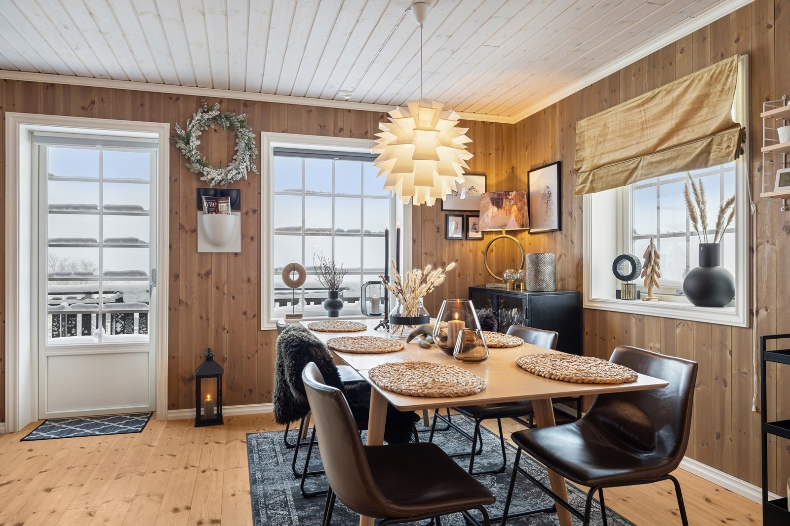 Store vindusflater fra flere himmelretninger sørger for rikelig med naturlig lys. Galleribilde