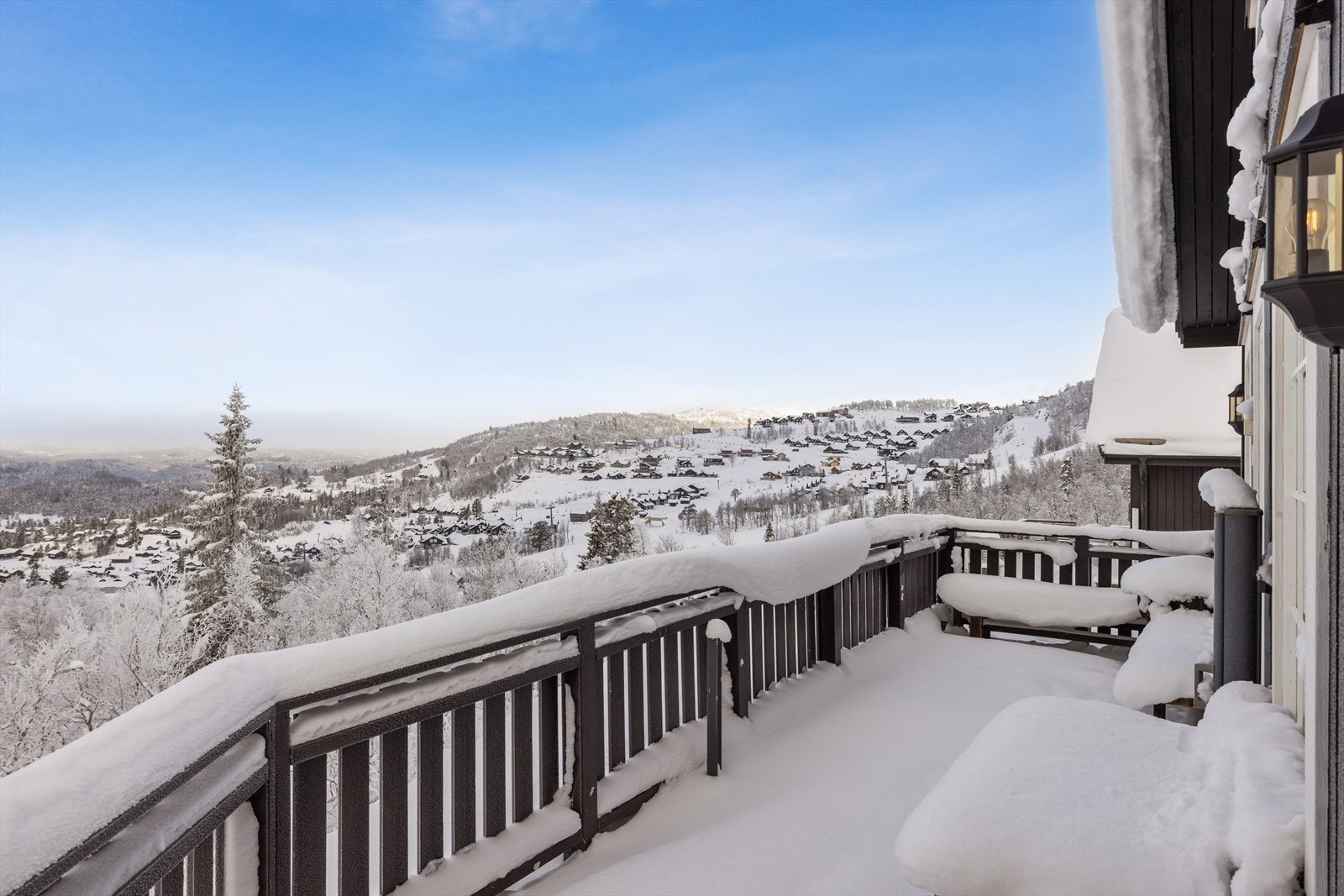 Fra stuen har du utgang til en stor terrasse med god plass til utemøbler, grill og bålpanne. Her kan du nyte fjellufta og de vakre omgivelsene fra morgen til kveld. Galleribilde