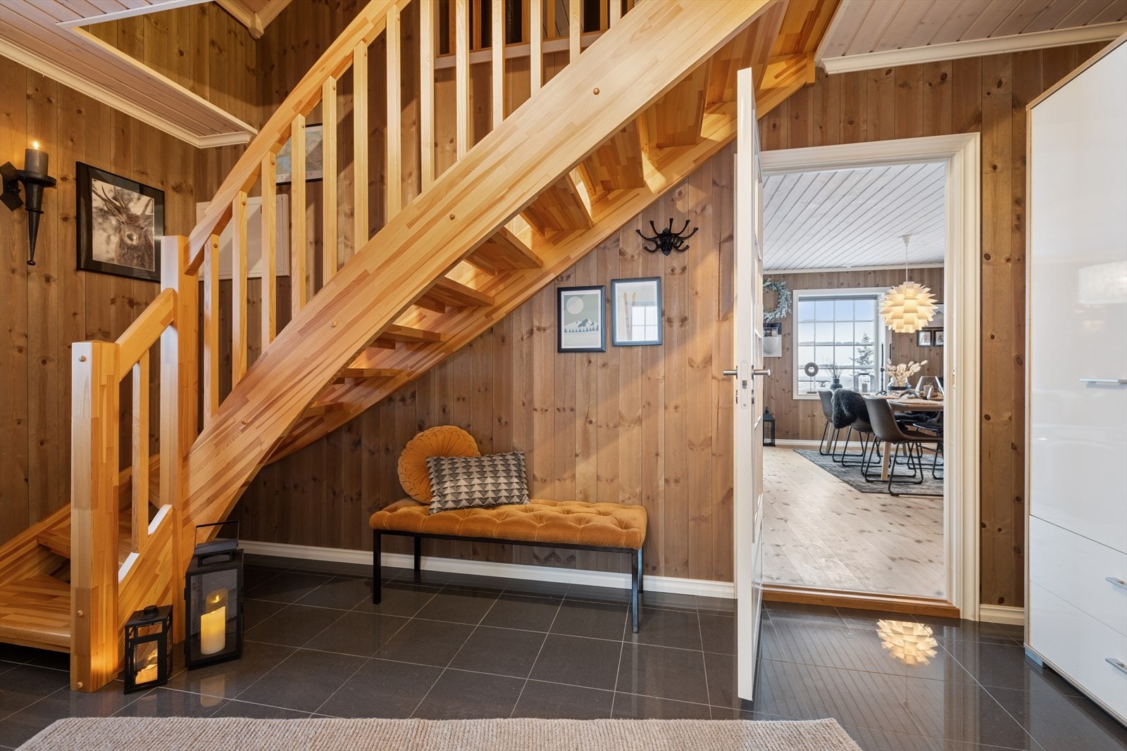 Gangen er romslig og gir god plass til både av- og påkledning etter en aktiv dag i fjellet. Praktiske løsninger sikrer enkel oppbevaring av yttertøy og sko. Galleribilde