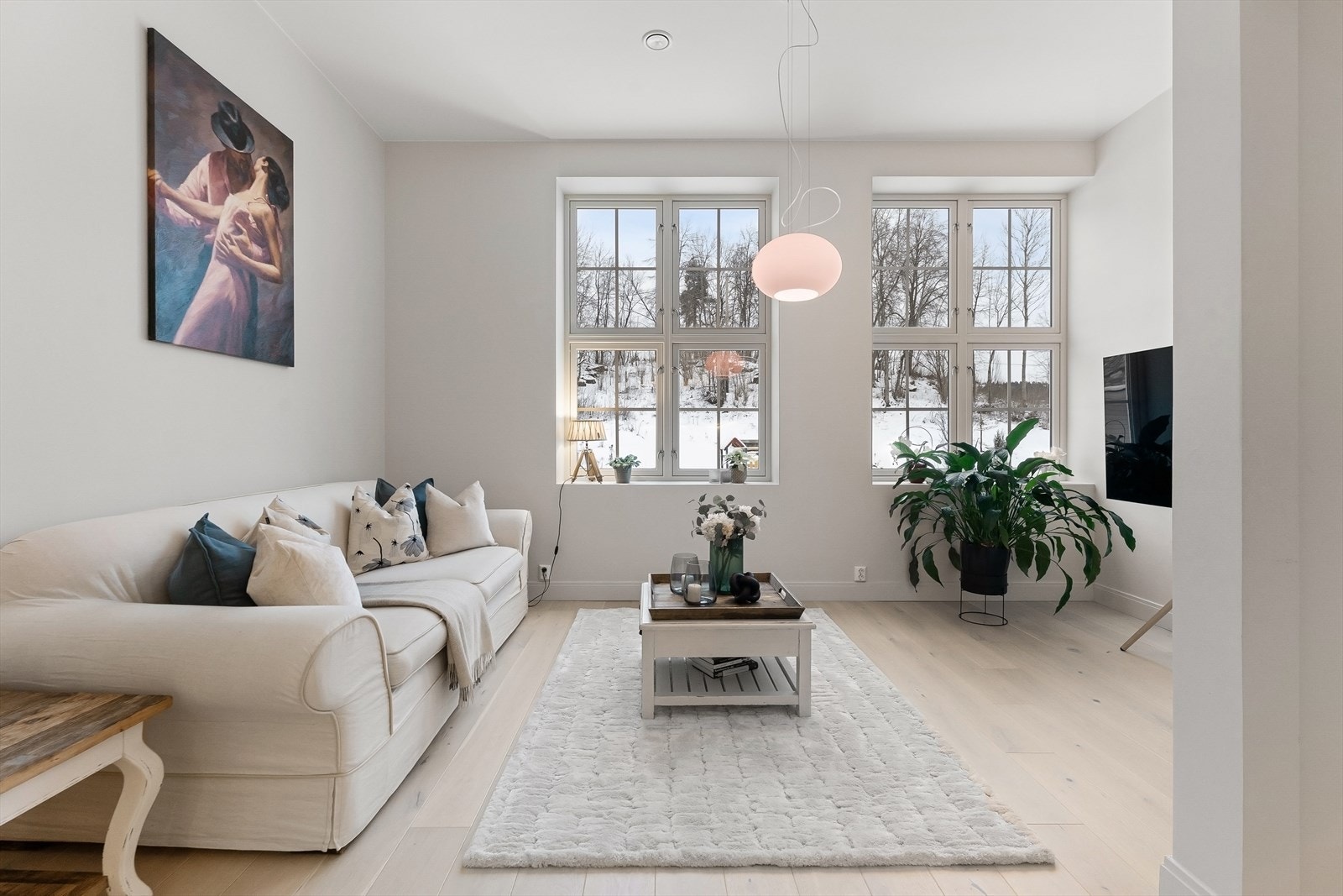 God plass til sofagruppe og tilhørende mediamøbler. Galleribilde