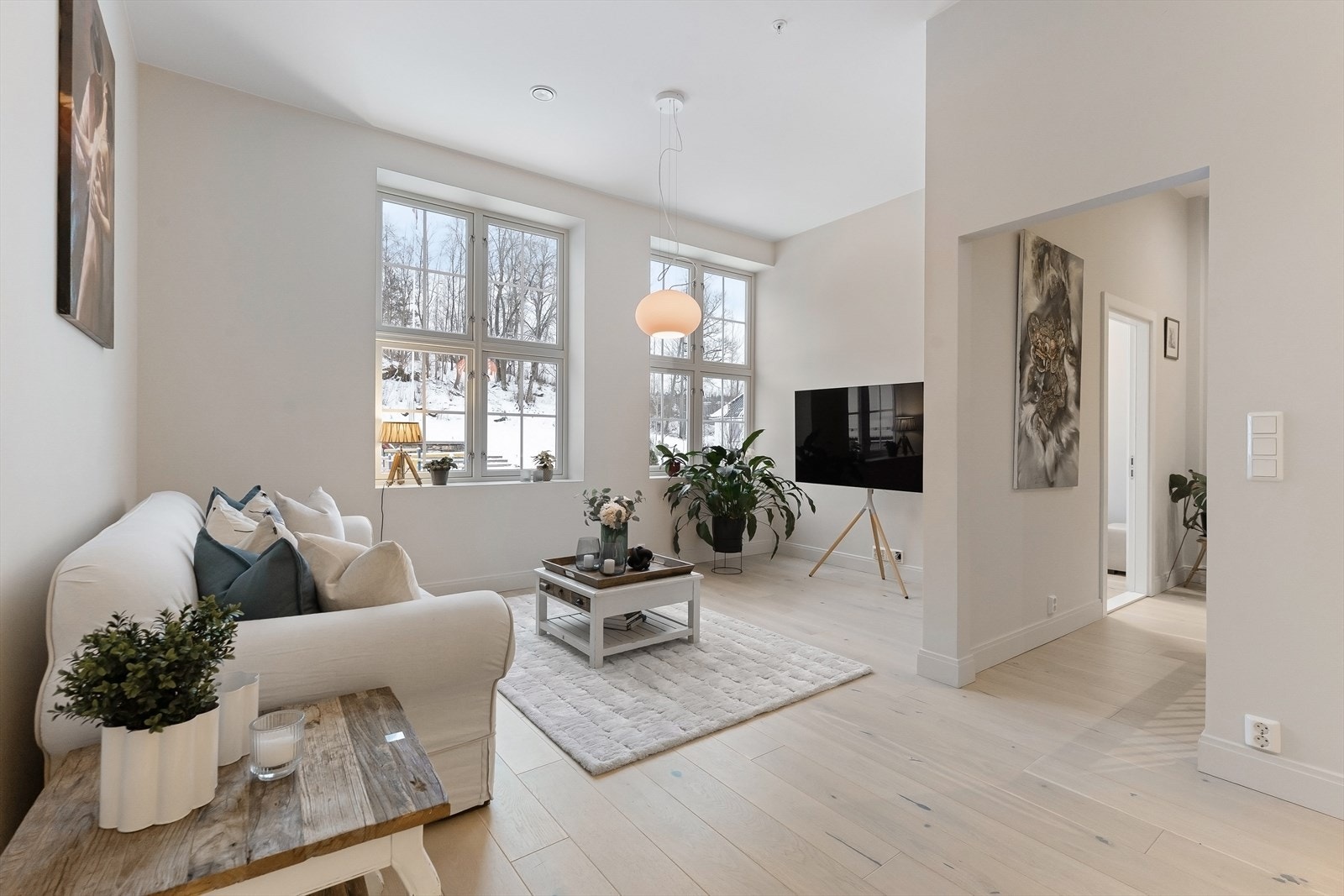 Gulvet er belagt med 1-stavs parkett, og veggene er malt i tidsriktige fargetoner. Galleribilde