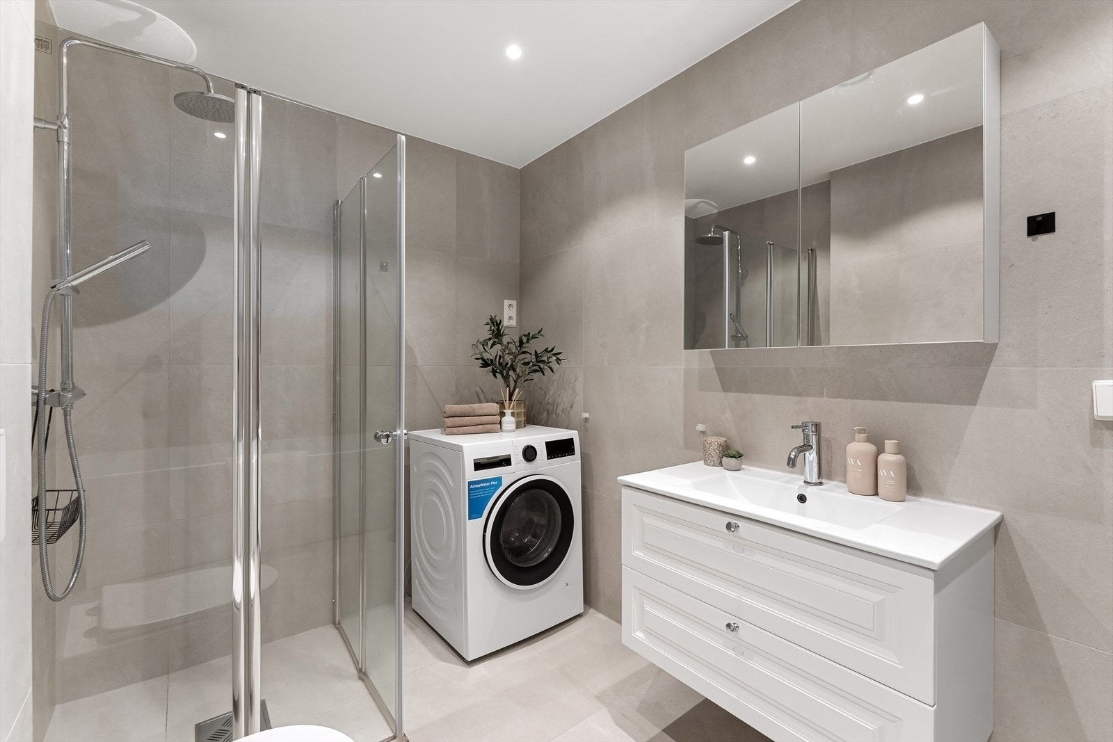 Hjørnedusj med regnfallsarmatur. Galleribilde