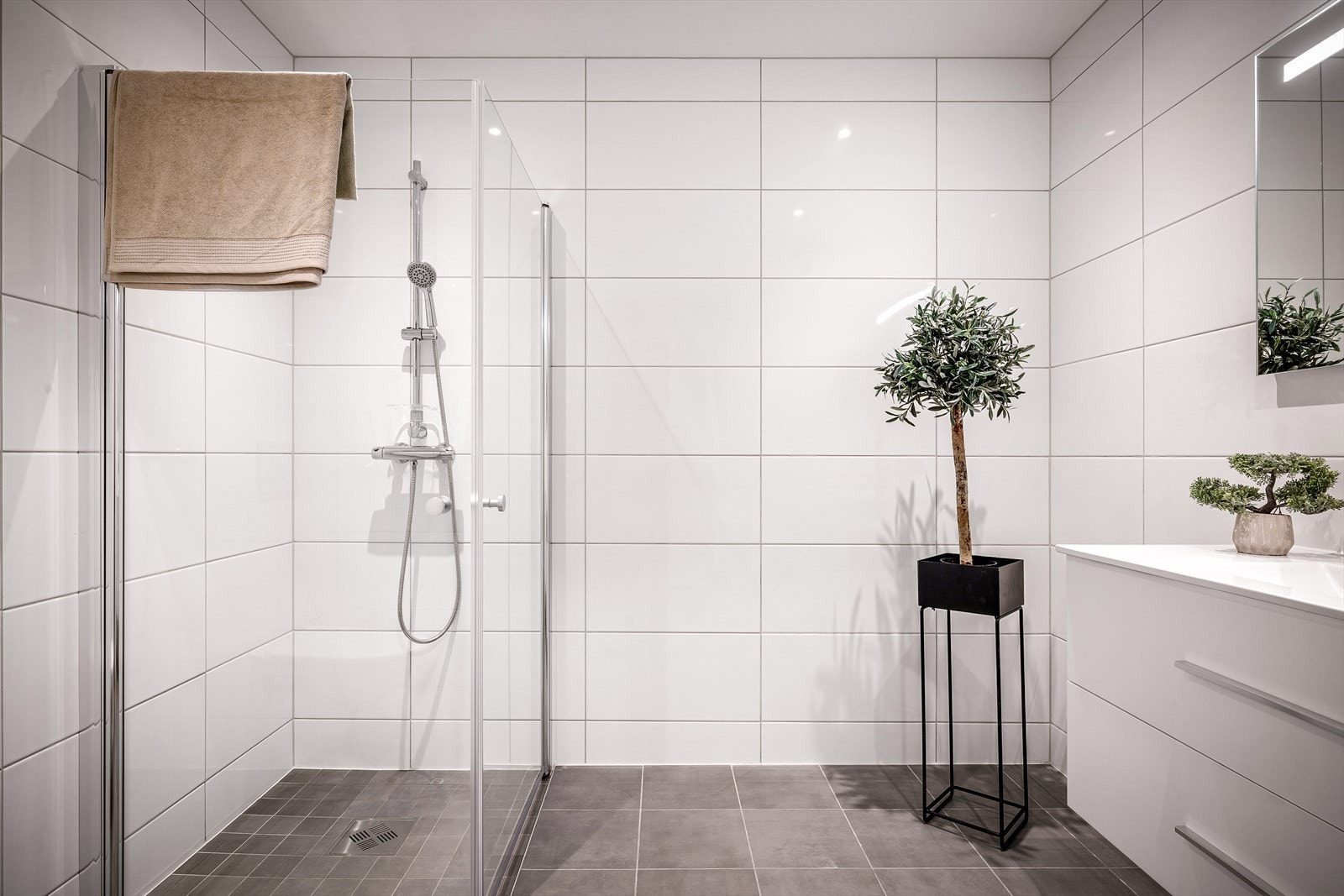 Helfliset baderom med varmekabler i gulv. Galleribilde