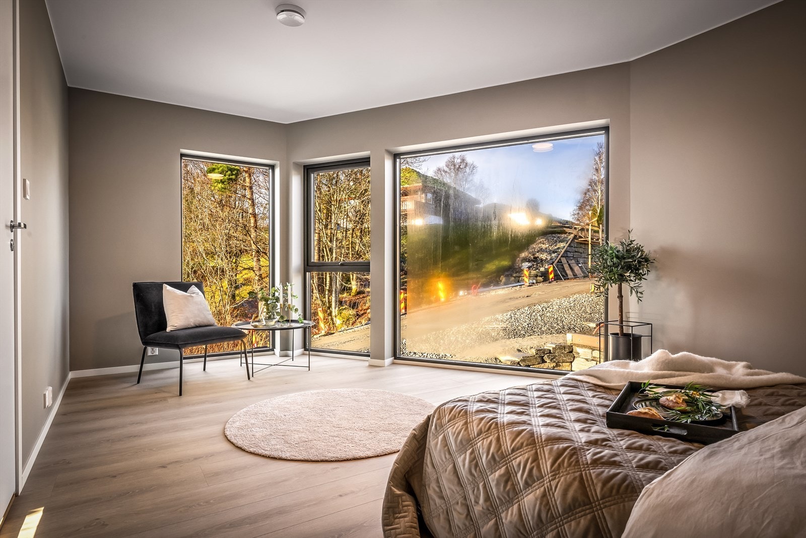 Soverommene har store vindusflater som gir rikelig med både lys og luft. Galleribilde