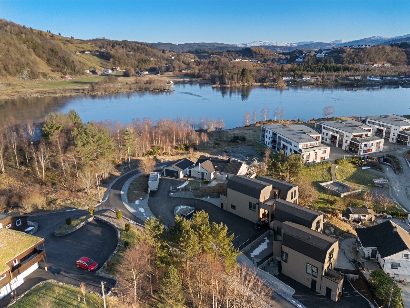 Her vil du og dine kunne bo i av en rolig gate, men med gangavstand til skole, barnehage og det meste av det de sentrale deler av Åsane kan by på! Galleribilde