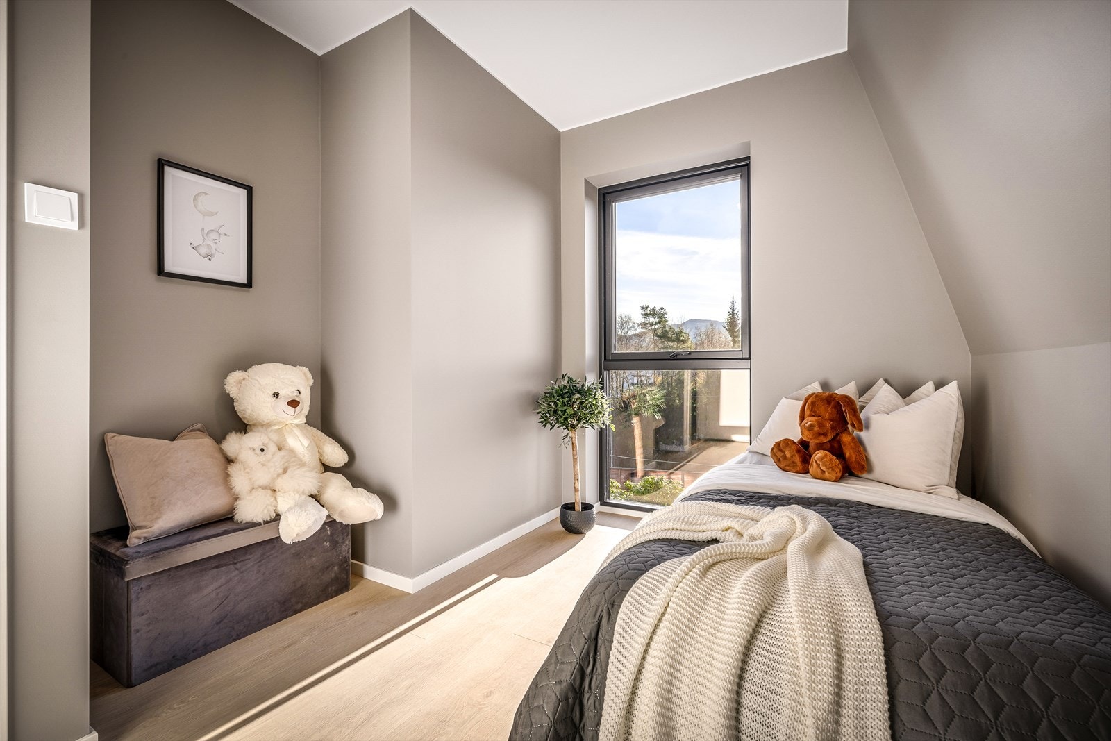 God plass til seng, nattbord og garderobe. Galleribilde