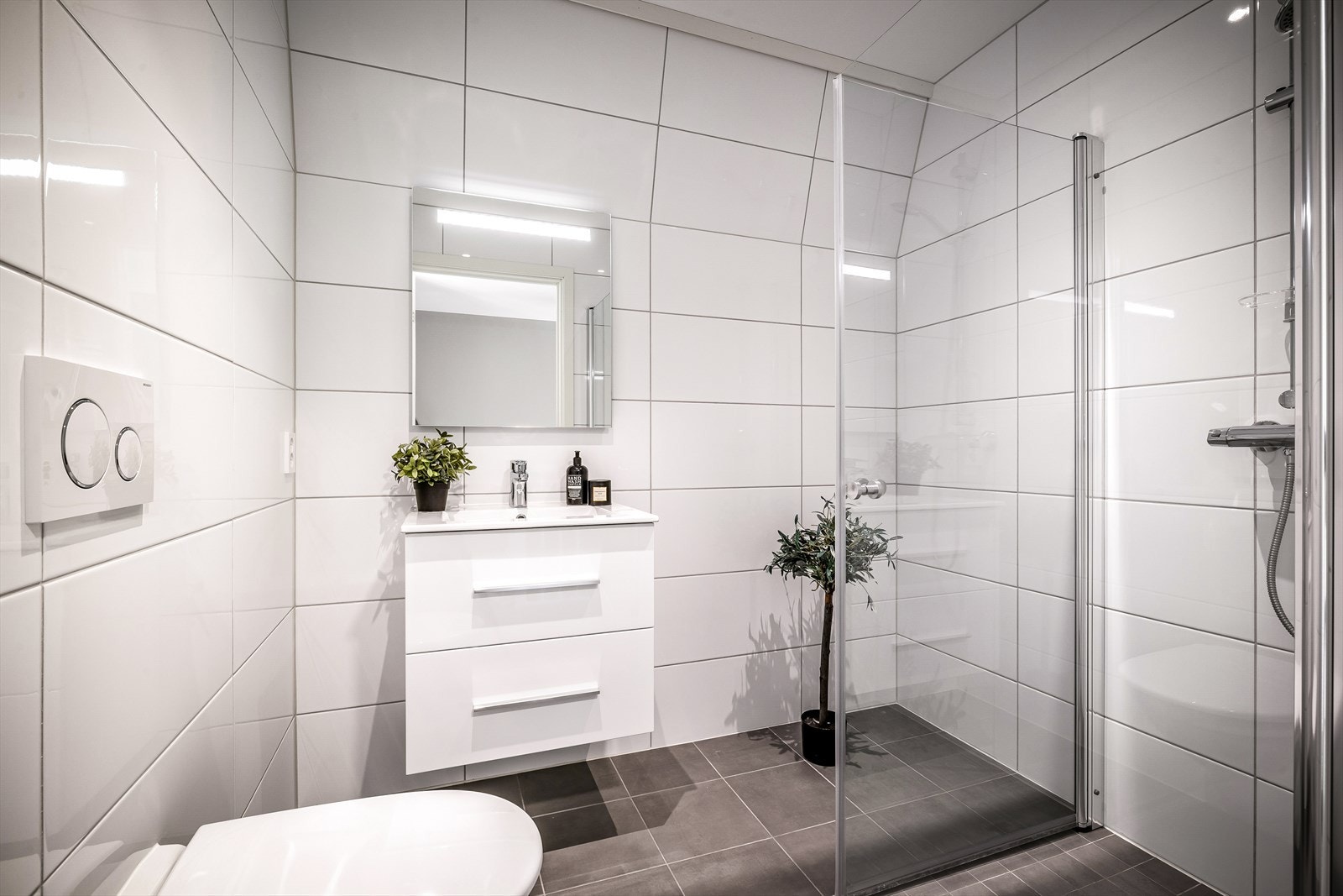 Baderom 2 med fliser på vegger og gulv. Galleribilde