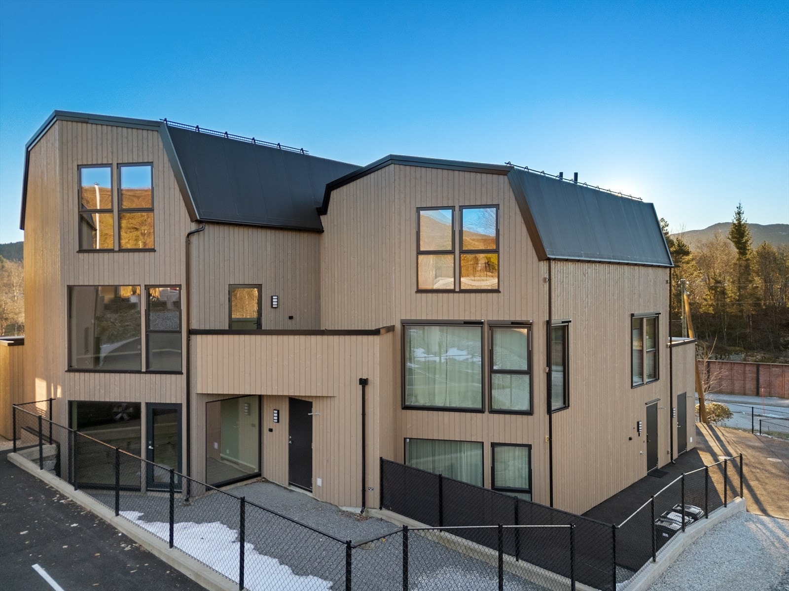 Boligene er oppført i et etablert og populært boligområde på Nyborg i Åsane. Galleribilde