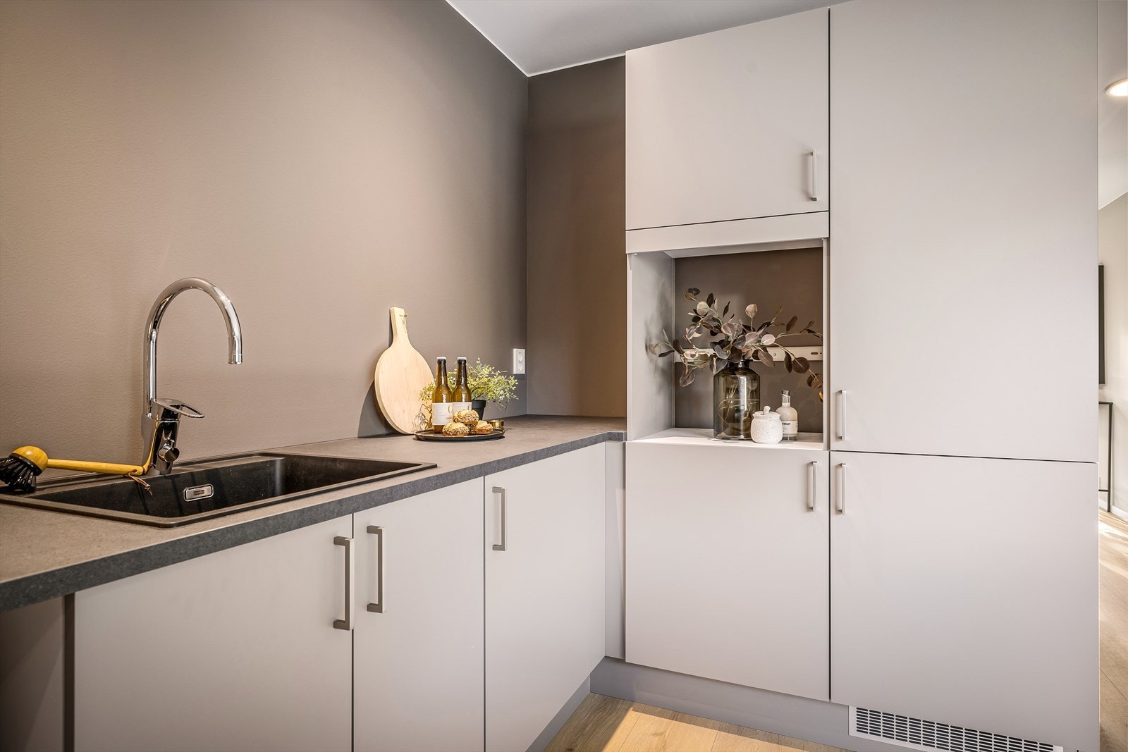 Her er det rikelig skap- og benkeplass! Galleribilde